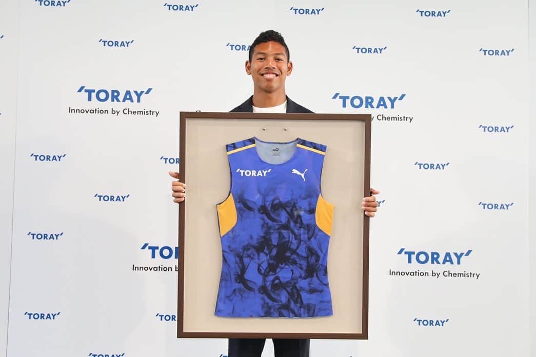 サニブラウン・ハキームのインスタグラム：「Together with TORAY we want to build a new culture of track and field. Let us all build a new culture together.  東レさんとグローバルパートナーシップ契約を締結しました。革新的な素材 を通じてグローバルに活躍する東レ さんと一緒に 世界一を目指せることを嬉しく思います。明るいニュースを届けら れる様頑張ります！今後とも応援よろしくお願いします。 @toray_sports_fabric  #toray #globalambassador #sustainability #東レ #グローバルアンバサダー #極限追求 #超継続 #サステナビリティ」