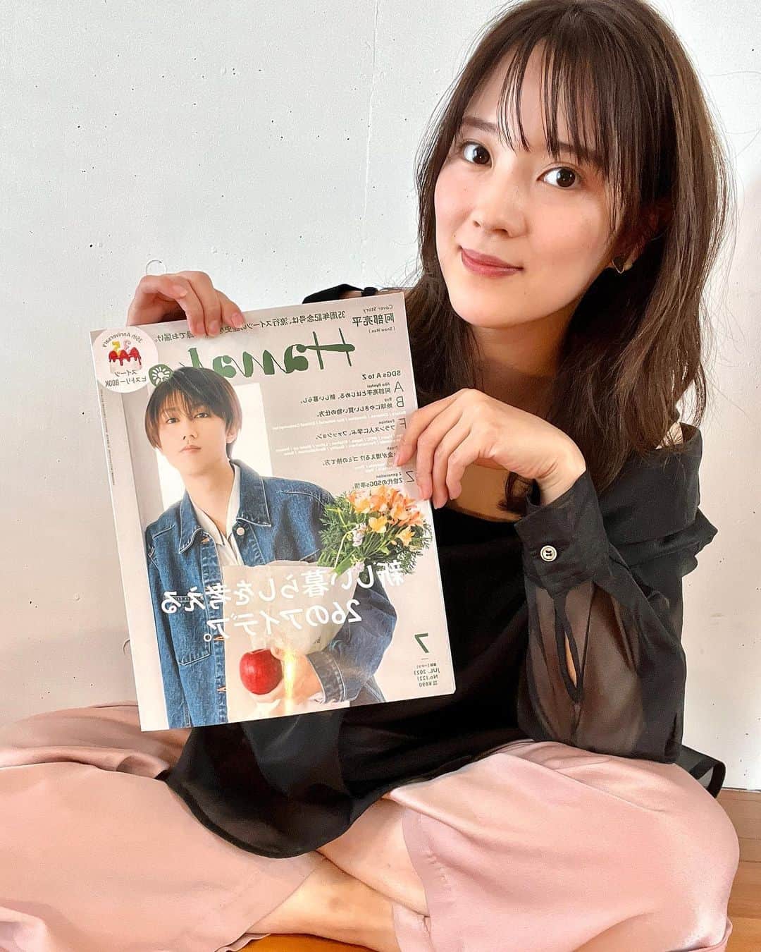 亜希子のインスタグラム：「いかがお過ごしですか？🐣  先月に続き、今月号もマガジンハウスHanako(7月号)に、ちょっぴりお邪魔しております。  今回は、「一気読み出来る漫画」について語っております。  私がオススメしたのは、飯田ヨネ先生の『ケムリが目にしみる』です。  主人公は26歳の会社員・葉山かすみ。  一見すると常にニコニコしていて、嫌なことなんて何ひとつ無さそうな顔をして会社の中で立ち居振る舞っている彼女。  しかし、実は日々の心のモヤモヤを喫煙することで解消しており、その秘密を同僚に見られ……。  という、ストーリーでございます。  あぁ、頷ける、頷ける。  私自身、会社員時代「全人類に好かれなければ、生き抜いていけない」と勝手に思い込み、誰に頼まれてもないのに周囲に愛想良く振る舞い、心に皺寄せがくると、ストレスを解消するべく、怠惰にスナック菓子をボリボリ食べてました。  週末もダラダラ過ごしてさ♨️  周囲は、そんな腐った私に手を差し伸べてくれていたのに、その時は本当に自分に自信がなくて、他者からのケアを素直に受け入れる気になれなかったり。  でも、そんな自分が、あまり好きになれませんでした。  隠すために、必死でした。普通に見られたかったから。  実はみーんな、そういう「得体の知れない虚しさ」と戦っているのではないかと、少し年齢を重ねた今は思います。  最終的に、そういう気持ちを経て、1ミリ進めればマル。  今では、そんな風に思います。  自分らしさ、って、なんでしょうね。  ぜひご覧下さい。」