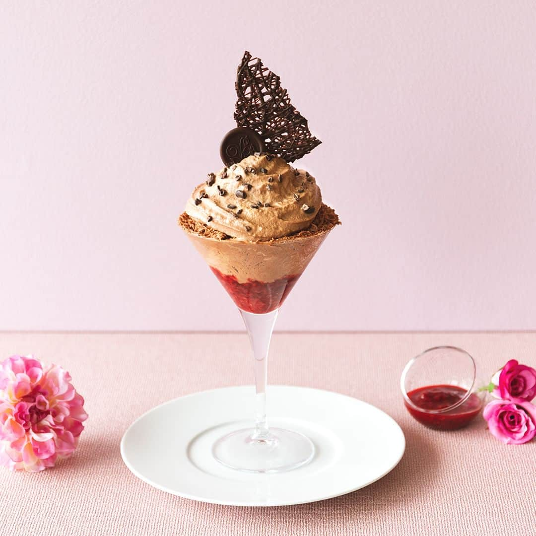 横浜生まれのチョコレート専門店 バニラビーンズのインスタグラム：「◆バニラビーンズのかき氷🍧🍫 ⁡ 6月1日(木)より バニラビーンズ ザ ロースタリーにて 夏の期間限定で かき氷がスタートいたします！ ⁡ 「バニラビーンズ グラスピレ -Berry-」 ⁡ エクアドル産の自家製チョコレートで作る チョコ氷は濃厚なのに後味すっきり。 ⁡ ふわっととろける軽い食感が特徴の チョコレートのエスプーマ(泡状のムース)と アクセントのカカオニブ、 グラスの底には隠し味にローズを加えた ベリーのコンフィチュールで 香り豊かな味わいに🍓🥄 ⁡ ⁡ 暑い日にぴったりの ひんやりチョコレートスイーツを ぜひご堪能ください！ ⁡ ⁡ ーーーーーーーー 商品詳細 ーーーーーーーー ■『バニラビーンズ グラスピレ -Berry-』 ■販売期間：6月1日(木)～7月23日(日) ※一時品切れや、早期完売する場合もございます。 ⁡ ーーーーーーーー 販売店舗 ーーーーーーーー ■ロースタリー(横浜ハンマーヘッド2階)  ⁡ ⁡ #chocolate #チョコレート #横浜チョコレート #横浜 #yokohama #みなとみらい #minatomirai  #vanillabeans_choco #バニラビーンズザロースタリー #横浜ハンマーヘッド #横浜カフェ #みなとみらいカフェ #カフェ #カフェ巡り #かき氷 #かき氷巡り #かきごおりすと #チョコ氷 #チョコレートスイーツ #カカオニブ ⁡ ⁡」