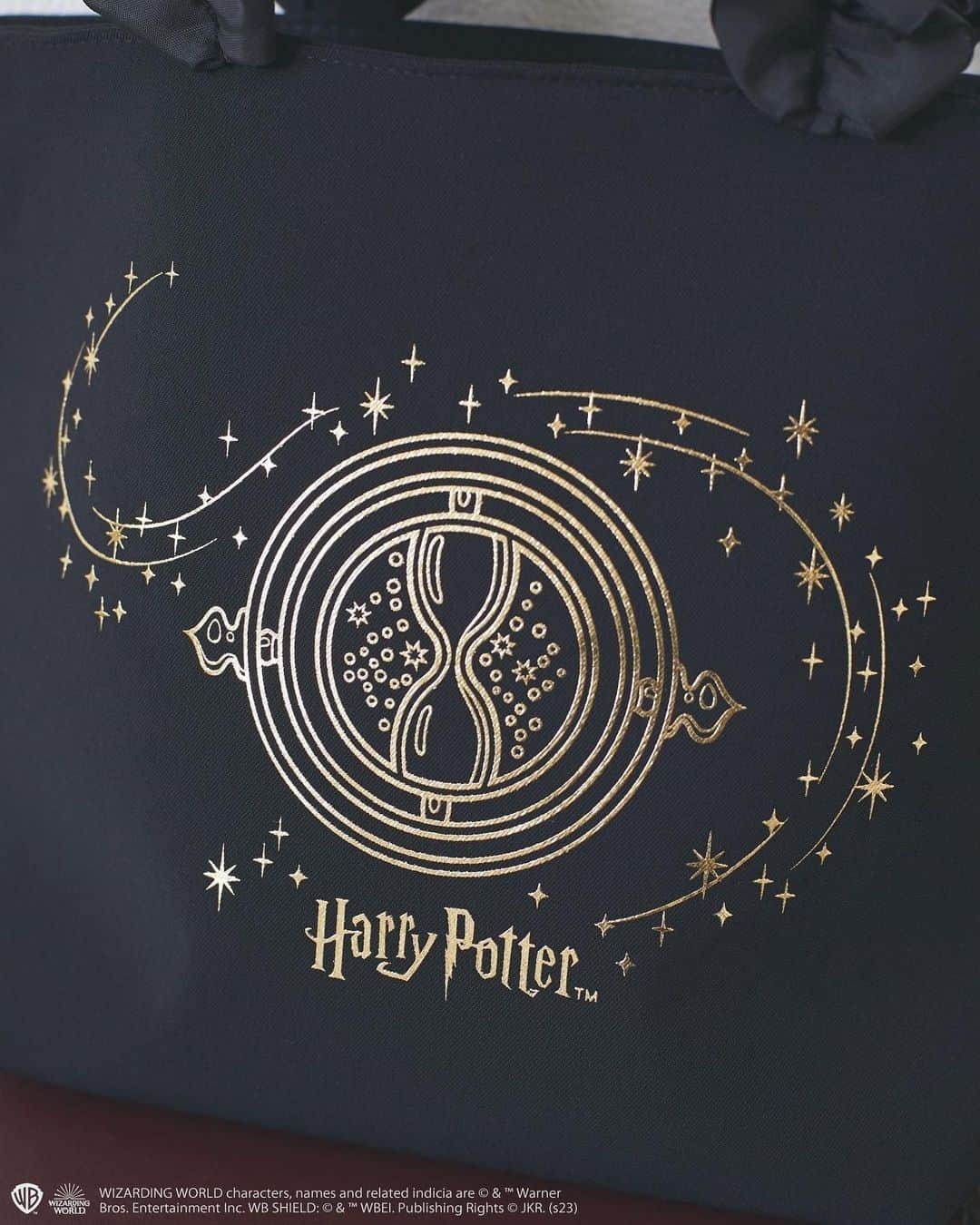 maisondefleur_pressさんのインスタグラム写真 - (maisondefleur_pressInstagram)「. 『Harry Potter』 Maison de FLEUR Collaboration  『Harry Potter』の世界観を Maison de FLEURの人気アイテムに落とし込んだ 特別なコラボレーションアイテムが登場💫  公式通販ストライプクラブ、ZOZOTOWNで 6/15(thu)20:00から販売開始。 アウトレット店除く全国ショップでは 6/16(fri)から販売開始です💐  「ホグワーツ魔法魔術学校」の4つの寮章を プリントしたダブルリボントートバッグは 大容量なので毎日使いにおすすめ✨  「忍びの地図」をプリントしたスクエアトートバッグは マチがあり荷物をたっぷり収納できます。 小物を入れるのに便利な内ポケット付き。  「タイムターナー」を箔プリントした フリルハンドルトートバッグは、 サブバッグやランチトートにぴったり✨  「ホグワーツ特急チケット」をイメージした パスケースは、バッグとセット使いでさらに可愛い♪  「ホグワーツ魔法魔術学校」の4つの寮の 制服カラーをイメージしたリボンバレッタは、 ビジューがキラリと魔法のように輝くアイテム。 スクエアトートの持ち手につけたアレンジもオススメ◎  日常使いはもちろん、イベントやおでかけにいかがですか？  ＜商品詳細＞ ◆Harry Potter / ダブルリボントートバッグ 　￥6,900(taxin) / Pink,Black  ◆Harry Potter / フリルスクエアトートバッグ 　￥6,900(taxin) / Beigeのみ  ◆Harry Potter / フリルハンドルトートバッグ 　￥6,600(taxin) / PinkBeige,Black  ◆Harry Potter / リール付きパスケース 　￥4,700(taxin) / Ivoryのみ  ◆Harry Potter / ビジューリボンバレッタ 　￥3,950(taxin) / Bordeaux,Green,Blue,Yellow  ※アウトレット店での販売なし。 ※全て税込価格表記です。 ※販売より一週間はお一人様、 1アイテム、1カラーにつき1点まで ※販売日初日のお取り置き不可。2日目以降、 店頭在庫があればお取り置き可能。 ※他店舗へのお取り寄せ不可。 ※状況によっては入場制限または整理券を配布いたします 店頭にお越しの際は各店舗のスタッフへご確認下さい。 また整理券はあくまで入場の整理券で、入場時に商品が 品切れの場合もございますので予めご了承下さい。  #maisondefleur #メゾンドフルール #コラボレーション #コラボアイテム #ハリーポッターコラボ #サブバッグ #コラボレーションアイテム#トートバッグ #パスケース#ICカード#カードケース#バレッタ #ヘアアレンジ#ホグワーツ#harrypotter #ハリーポッター#ハリポタ#hogwarts#gryffindor #ravenclaw#slytherin#hufflepuff#ランチトート #グリフィンドール#ハッフルパフ#レイブンクロー#スリザリン」5月31日 17時00分 - maisondefleur_press