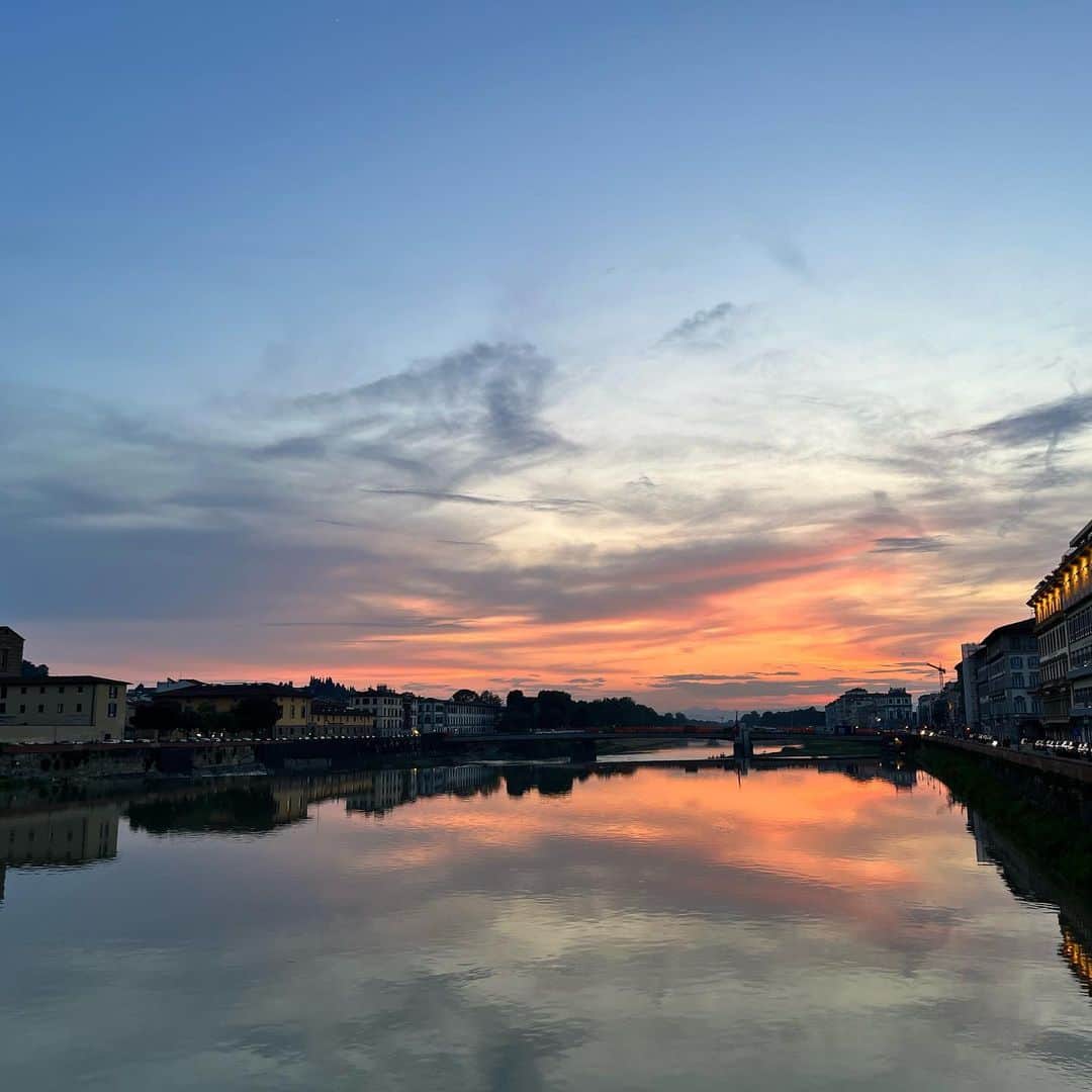 ひよんさんのインスタグラム写真 - (ひよんInstagram)「🇮🇹💛  ローマ、フィレンツェ、ベネチアの中で 1番お気に入りだったフィレンツェ💓  少しゆったり時間が流れてる感じとか 街の雰囲気とか全部好きだった🥺✨ ヴェッキオ橋からの景色が本当に素敵❤️  そして #gillicafe がお気に入りすぎて 2回も行ったの🤣！ パスタも美味しかったしケーキもすっごく美味しかった🍰💓  この日のコーデは☟だよ🫶 ⚫︎Tシャツ @ungrid_official  ⚫︎スカート @plage_jp  ⚫︎バッグ @uniqlo  ⚫︎スニーカー @newbalance   ヘアアレンジもお気に入り💓 いつもは毛先を巻いたり三つ編みをほぐすんだけど、 この日はストレートのままやってみた！  ヘアアクセは @coudre___official だよ🎀  #イタリア #イタリア旅行 #フィレンツェ #新婚旅行」5月31日 17時01分 - cchan_fee4