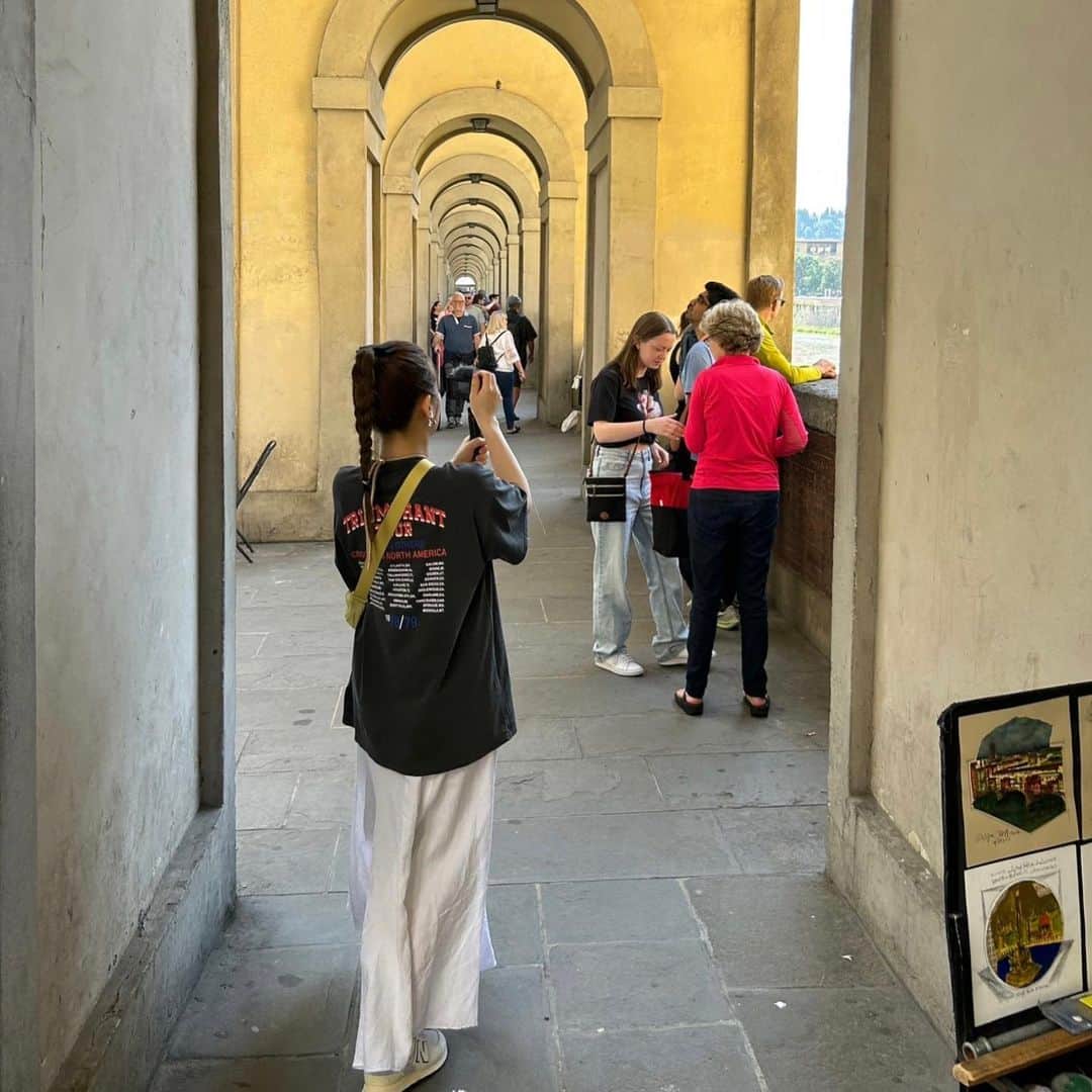 ひよんのインスタグラム：「🇮🇹💛  ローマ、フィレンツェ、ベネチアの中で 1番お気に入りだったフィレンツェ💓  少しゆったり時間が流れてる感じとか 街の雰囲気とか全部好きだった🥺✨ ヴェッキオ橋からの景色が本当に素敵❤️  そして #gillicafe がお気に入りすぎて 2回も行ったの🤣！ パスタも美味しかったしケーキもすっごく美味しかった🍰💓  この日のコーデは☟だよ🫶 ⚫︎Tシャツ @ungrid_official  ⚫︎スカート @plage_jp  ⚫︎バッグ @uniqlo  ⚫︎スニーカー @newbalance   ヘアアレンジもお気に入り💓 いつもは毛先を巻いたり三つ編みをほぐすんだけど、 この日はストレートのままやってみた！  ヘアアクセは @coudre___official だよ🎀  #イタリア #イタリア旅行 #フィレンツェ #新婚旅行」
