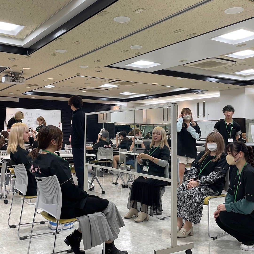 東京ビューティーアート専門学校さんのインスタグラム写真 - (東京ビューティーアート専門学校Instagram)「みなさんこんにちは！ 美容科2年の守屋です。  今日は美容科ヘアスタイリストコースのサロンワークという授業について紹介したいと思います‼️  サロンワークという授業では、銀座にあるCOAという美容室の美容師さんが講師となって授業を行っています。  内容としては、VRを使って実際のCOAの美容師さんの仕事を見て学び、その後グループで実際に友達を相手に行っています。  また、授業内でグループに分かれて、銀座にあるCOAさんに行き実際のお客様を相手にサロンワークなどもしています！  美容学生のうちからリアルな現場を知れるので、自分自身の経験となり成長に繋がる授業です！！  本日の担当は @_moriya_kenji でした❤️‍🔥  #今日の東京ビューティーライフ #東京ビューティーアート #美容学生 #美容専門学校 #三幸学園 #jk #fjk #sjk #ljk #ヘアメイク #エステ #ネイル #美容 #beauty #ootd #メンズヘアスタイル #メンズカット #メンズヘア #ヘアセット #ヘアスタイリング #ヘアカラー #メイク  #エクステ #美容好きな人と繋がりたい #美容学生あるある #美容学生と繋がりたい #美容学生の日常 #おしゃれさんとつながりたい #美容学生募集 #知る専」5月31日 17時02分 - tokyo_beauty_art_college