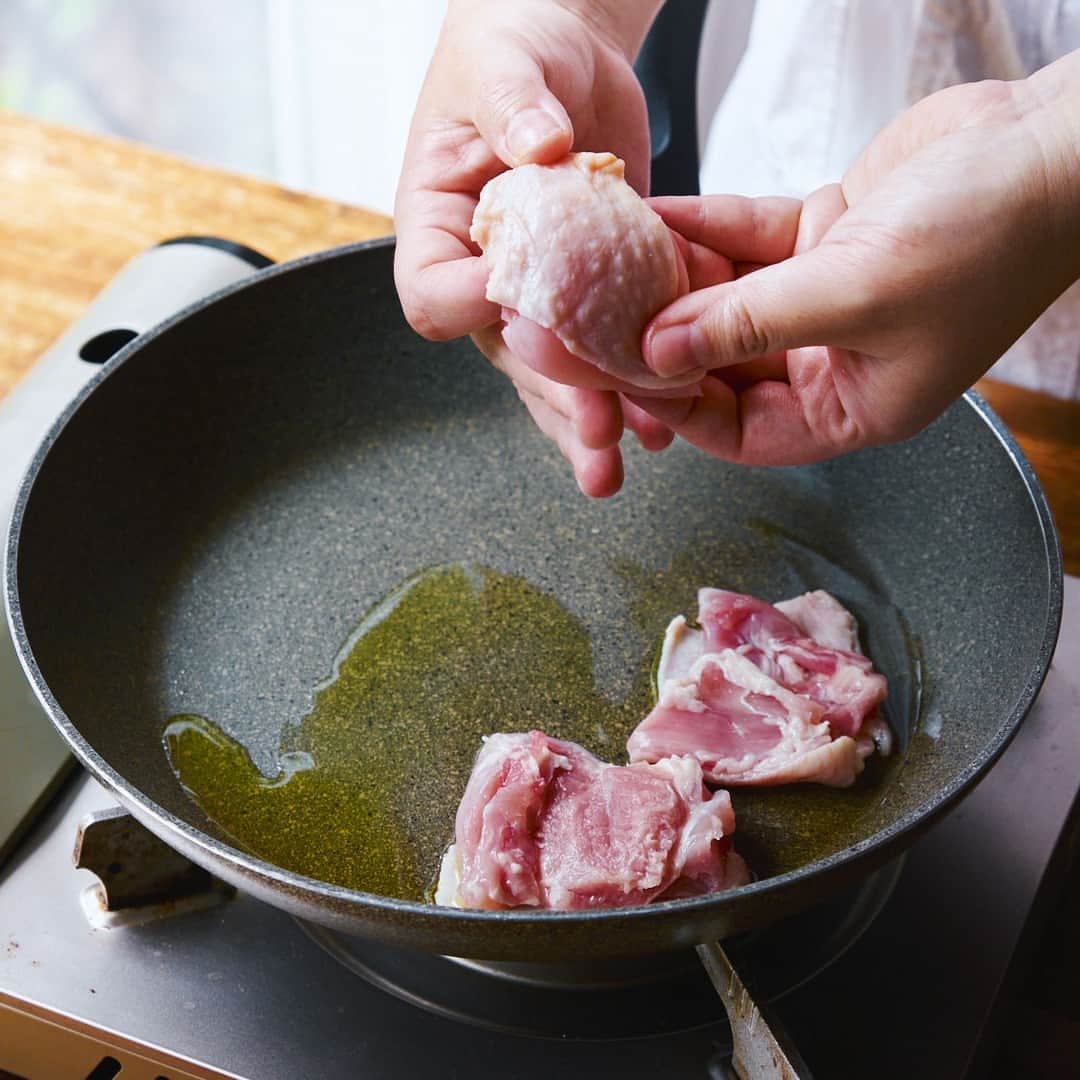 北欧、暮らしの道具店さんのインスタグラム写真 - (北欧、暮らしの道具店Instagram)「【フライパンで15分】 ワンプレートで楽ちんおいしい 「鶏もも肉とキャベツのガーリックソテー」 . - - - - - - - - - - - - - - - - - 忙しい夜にもフライパンひとつで ちゃちゃっと作れ、家族が喜ぶ肉レシピ。 料理家の今井 真実（いまい まみ）さんに 教わりました。  今回は鶏もも肉のソテー。 手軽なのに華やかな見た目で、 ちょっと気分の上がるひと皿です。 . - - - - - - - - - - - - - - - - - ワンプレートで見た目も華やか 鶏もも肉とキャベツのガーリックソテー - - - - - - - - - - - - - - - - -  【材料（2人分）】 鶏もも肉…1枚（300g） キャベツ…4-5枚（150〜200g） ミニトマト…4つ にんにく（すりおろし）…1/2片分  オリーブオイル…大さじ1/2 塩…小さじ1/2 白ワイン…大さじ1/2  仕上げにパセリ（あれば）…1株 ※ドライパセリなら小さじ1  【作り方】 ❶水気を拭いた鶏もも肉を5cm角に切り、 オリーブオイルを引いたフライパンに 皮目を下にして並べる。 この時、皮をぴんと伸ばすようにすると、 焼き上がりがパリっとします。  ❷塩の半量（小さじ1/4）をふりかけ、 中火で5〜6分かけて焼き、 しっかり香ばしい焦げ目がついたら 鶏肉を端に寄せ、 キャベツをちぎらずに加える。  ❸鶏肉を裏返してキャベツの上に乗せ、 残りの塩（小さじ1/4）を全体にまぶして、 にんにくすりおろしを空いたスペースに入れる。  ❹キャベツがくったりしてきたら、 半分に切ったミニトマトを入れ、 白ワインを回しかける。  ❺最後に刻んだパセリをふりかけて、 ざっと和えたらできあがり。 . - - - - - - - - - - - - - - - - - ■ 今井さん： 「味つけは塩だけでも、 鶏肉とトマトからおいしいエキスが たっぷり出るので深みのある味に。 アクアパッツァの鶏肉版のようなイメージです。 スープがおいしいので、 ぜひワンプレートにして ごはんとスープを絡めて召し上がってください。  キャベツはあえて大きめのまま入れて、 鶏肉の旨みをたっぷり吸わせてくださいね」 . - - - - - - - - - - - - - - - - - . #kitchen#kitchendesign#kitchenware#food#foodstagram #ランチ#昼ごはん#夜ご飯#おかず#ワンパンレシピ#今井 真実 さん#家じかん#料理#キッチン#キッチン雑貨#シンプル#シンプルライフ#シンプルデザイン#暮らしを楽しむ#日々の暮らし#北欧#暮らし#北欧暮らしの道具店」5月31日 17時02分 - hokuoh_kurashi