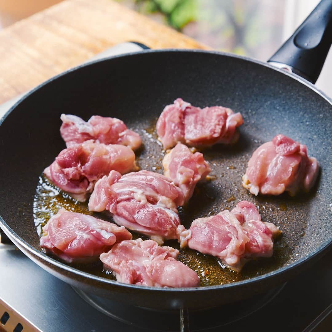 北欧、暮らしの道具店さんのインスタグラム写真 - (北欧、暮らしの道具店Instagram)「【フライパンで15分】 ワンプレートで楽ちんおいしい 「鶏もも肉とキャベツのガーリックソテー」 . - - - - - - - - - - - - - - - - - 忙しい夜にもフライパンひとつで ちゃちゃっと作れ、家族が喜ぶ肉レシピ。 料理家の今井 真実（いまい まみ）さんに 教わりました。  今回は鶏もも肉のソテー。 手軽なのに華やかな見た目で、 ちょっと気分の上がるひと皿です。 . - - - - - - - - - - - - - - - - - ワンプレートで見た目も華やか 鶏もも肉とキャベツのガーリックソテー - - - - - - - - - - - - - - - - -  【材料（2人分）】 鶏もも肉…1枚（300g） キャベツ…4-5枚（150〜200g） ミニトマト…4つ にんにく（すりおろし）…1/2片分  オリーブオイル…大さじ1/2 塩…小さじ1/2 白ワイン…大さじ1/2  仕上げにパセリ（あれば）…1株 ※ドライパセリなら小さじ1  【作り方】 ❶水気を拭いた鶏もも肉を5cm角に切り、 オリーブオイルを引いたフライパンに 皮目を下にして並べる。 この時、皮をぴんと伸ばすようにすると、 焼き上がりがパリっとします。  ❷塩の半量（小さじ1/4）をふりかけ、 中火で5〜6分かけて焼き、 しっかり香ばしい焦げ目がついたら 鶏肉を端に寄せ、 キャベツをちぎらずに加える。  ❸鶏肉を裏返してキャベツの上に乗せ、 残りの塩（小さじ1/4）を全体にまぶして、 にんにくすりおろしを空いたスペースに入れる。  ❹キャベツがくったりしてきたら、 半分に切ったミニトマトを入れ、 白ワインを回しかける。  ❺最後に刻んだパセリをふりかけて、 ざっと和えたらできあがり。 . - - - - - - - - - - - - - - - - - ■ 今井さん： 「味つけは塩だけでも、 鶏肉とトマトからおいしいエキスが たっぷり出るので深みのある味に。 アクアパッツァの鶏肉版のようなイメージです。 スープがおいしいので、 ぜひワンプレートにして ごはんとスープを絡めて召し上がってください。  キャベツはあえて大きめのまま入れて、 鶏肉の旨みをたっぷり吸わせてくださいね」 . - - - - - - - - - - - - - - - - - . #kitchen#kitchendesign#kitchenware#food#foodstagram #ランチ#昼ごはん#夜ご飯#おかず#ワンパンレシピ#今井 真実 さん#家じかん#料理#キッチン#キッチン雑貨#シンプル#シンプルライフ#シンプルデザイン#暮らしを楽しむ#日々の暮らし#北欧#暮らし#北欧暮らしの道具店」5月31日 17時02分 - hokuoh_kurashi