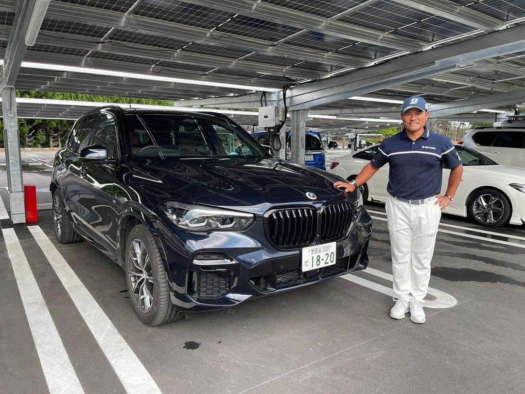 宮里優作のインスタグラム：「明日から‼️ 「BMWツアー選手権森ビルカップ2023」 始まります‼️ 今週ヤナセ様からお借りしてる車は「BMW x5 40d」 大型SUVでありながらも ディーゼルエンジンによる力強さで、大きさを感じさせない軽快な走りです！ まさに「駆け抜ける歓び」 移動がとても楽しくリラックスできます！ 皆様も是非1度試乗してみて下さい‼️ #yanasebmw @yanase_official」