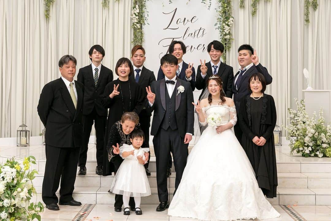 【公式】小さな結婚式さんのインスタグラム写真 - (【公式】小さな結婚式Instagram)「. @petit.wedding をフォローしてね♩ #小さな結婚式 をつけてのお写真投稿も大歓迎です♡ こちらの公式IGでリグラムさせていただきます＊ . ご家族だけの少人数ウェディングであれば ご家族との写真撮影も ゆったりとお楽しみいただけます♡  両家の絆がぐっと深まる アットホームウェディングを叶えて* . >>#小さな結婚式松山店 . ——————— #petitwedding #ラヴィファクトリー #前撮り #結婚式 #プレ花嫁 #卒花 #家族婚 #少人数結婚式 #ウェディング #wedding #bridal #weddingdress #花嫁 #挙式 #結婚式準備 #式場探し #日本中のプレ花嫁さまと繋がりたい #結婚式の思い出に浸る会 #結婚準備 #愛媛花嫁 #ウェディングフォト #花嫁コーディネート #アットホームウェディング #家族婚 #ファミリーウェディング #両家 #ウェディングフォト #家族写真」5月31日 17時05分 - petit.wedding