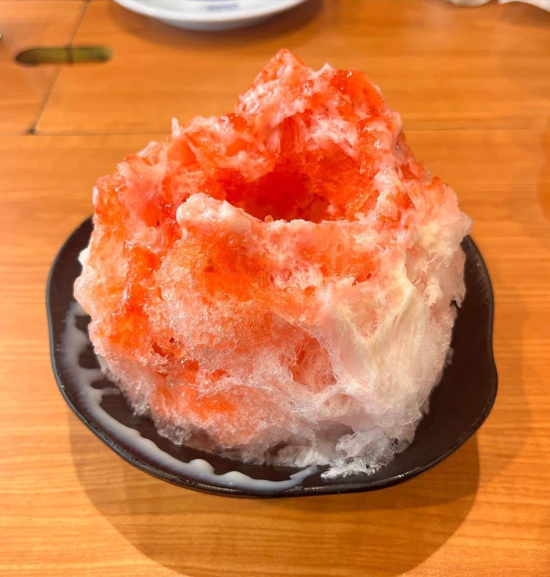 田名部生来さんのインスタグラム写真 - (田名部生来Instagram)「. くら寿司ってかき氷も あるんだね。最高じゃん。 めんどくさかったろうにわざわざ 作っていただいてありがとう ございますの気持ち。  なんか♡の穴あいてた。  うな丼おいしくてびっくりした。 うなぎにはうるさいと思う私も余裕で 皮までちゃんと食べちゃう 食べやすさ柔らかさだった。 うな丼のレポしかしてない。  ス○ロー推しはかわらないんだけど...  #かき氷 #ピラグアおばさん備忘録𓏐𓌈」5月31日 17時09分 - mnkspnpn