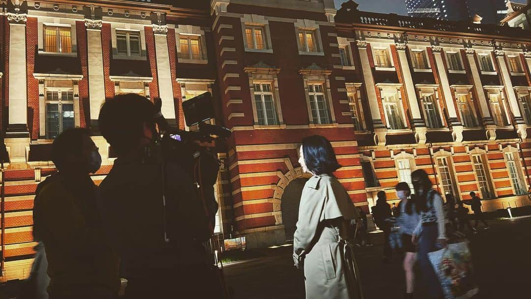 肘井美佳さんのインスタグラム写真 - (肘井美佳Instagram)「Waiting for the train that I’ve been wanting to ride!  ⭐︎お知らせ⭐︎  テレビ東京「旅スルおつかれ様　ハーフタイムツアーズ」 6/5（月）8:00～8：15  に出演いたします！  写真は、  まだかな？ 来たかな？  来た！？ まだか…  いやどんだけ傾く！！！？？？  ワクワク感が抑え切れない大人の様子でした。  そして夜の東京駅のムーディーなこと！ すっかり夜のお出かけと無縁になってしまったので 撮影で外に出られてとっても新鮮でした。  是非是非チェックを宜しくお願いします:)  #journey #train #テレビ東京 #ハーフタイムツアーズ  #旅はいいね #一人旅なんていつぶりだろうか #旅といえばトレンチコート #私だけ？」5月31日 17時10分 - mikahijii