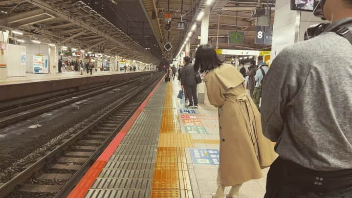 肘井美佳のインスタグラム：「Waiting for the train that I’ve been wanting to ride!  ⭐︎お知らせ⭐︎  テレビ東京「旅スルおつかれ様　ハーフタイムツアーズ」 6/5（月）8:00～8：15  に出演いたします！  写真は、  まだかな？ 来たかな？  来た！？ まだか…  いやどんだけ傾く！！！？？？  ワクワク感が抑え切れない大人の様子でした。  そして夜の東京駅のムーディーなこと！ すっかり夜のお出かけと無縁になってしまったので 撮影で外に出られてとっても新鮮でした。  是非是非チェックを宜しくお願いします:)  #journey #train #テレビ東京 #ハーフタイムツアーズ  #旅はいいね #一人旅なんていつぶりだろうか #旅といえばトレンチコート #私だけ？」