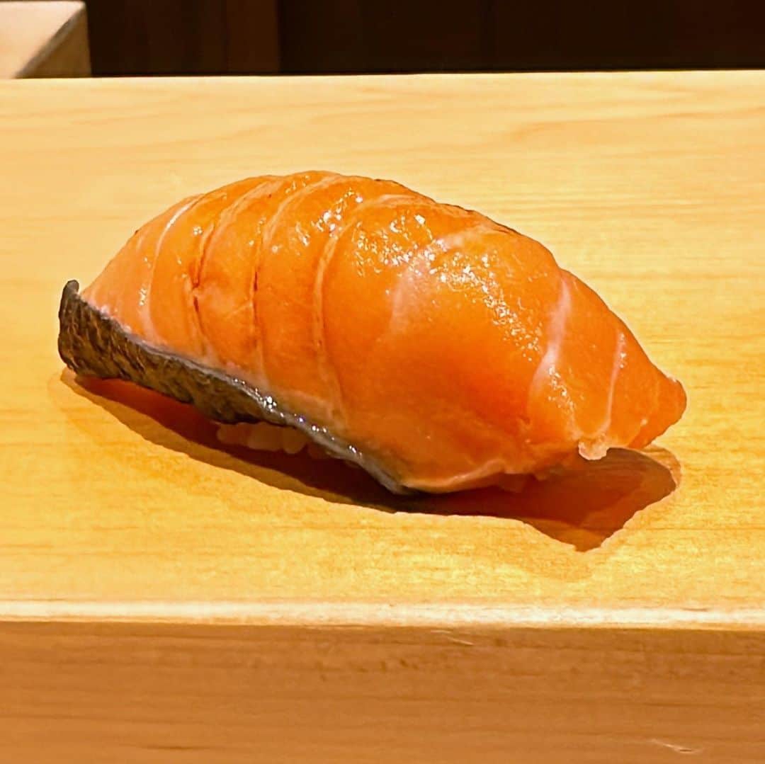 山岸久朗さんのインスタグラム写真 - (山岸久朗Instagram)「③ 「鮨はしもと」握り編。  隣に座った、バングラデシュ系アメリカ人夫婦（アメリカ在住）と意気投合。インスタを見せろと言われたので見せたら、僕の投稿を見て「Oh〜エンドウショウサ〜ン、カネトシキサ〜ン」て言われた🤣ワールドワイドやん🤣  #sushi #sushihashimoto  #tabelogtokyo  #tabelogsilver  #nigiri #japanesesushi  #makizushi  #shintomicho  #tokyo #스시 #스시하시모토 #도쿄 #도쿄여행」5月31日 17時21分 - yamaben