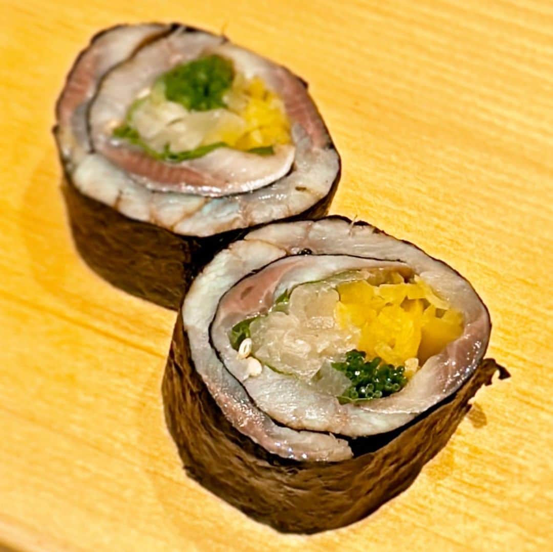 山岸久朗さんのインスタグラム写真 - (山岸久朗Instagram)「③ 「鮨はしもと」握り編。  隣に座った、バングラデシュ系アメリカ人夫婦（アメリカ在住）と意気投合。インスタを見せろと言われたので見せたら、僕の投稿を見て「Oh〜エンドウショウサ〜ン、カネトシキサ〜ン」て言われた🤣ワールドワイドやん🤣  #sushi #sushihashimoto  #tabelogtokyo  #tabelogsilver  #nigiri #japanesesushi  #makizushi  #shintomicho  #tokyo #스시 #스시하시모토 #도쿄 #도쿄여행」5月31日 17時21分 - yamaben