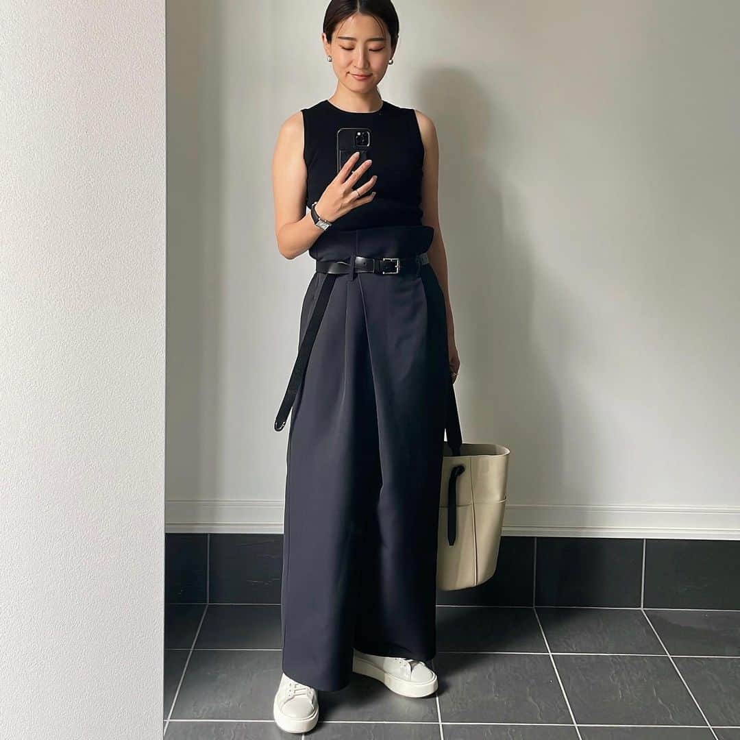 Hiromi Ｍaedaのインスタグラム：「先日、一人でウィンドウショッピングしてて見つけたショート丈のノースリーブ。 ニット素材なのでカジュアル過ぎないのが良い！  @date_sneakers_jp のスニーカーは、絶妙にグレーがかった色味が大人っぽく見せてくれてお気に入り👟🩶  tops #babylone pierce #tomwood  belt #caito pants #frey_jp shoes #datesneakers #pr bag #soglia」