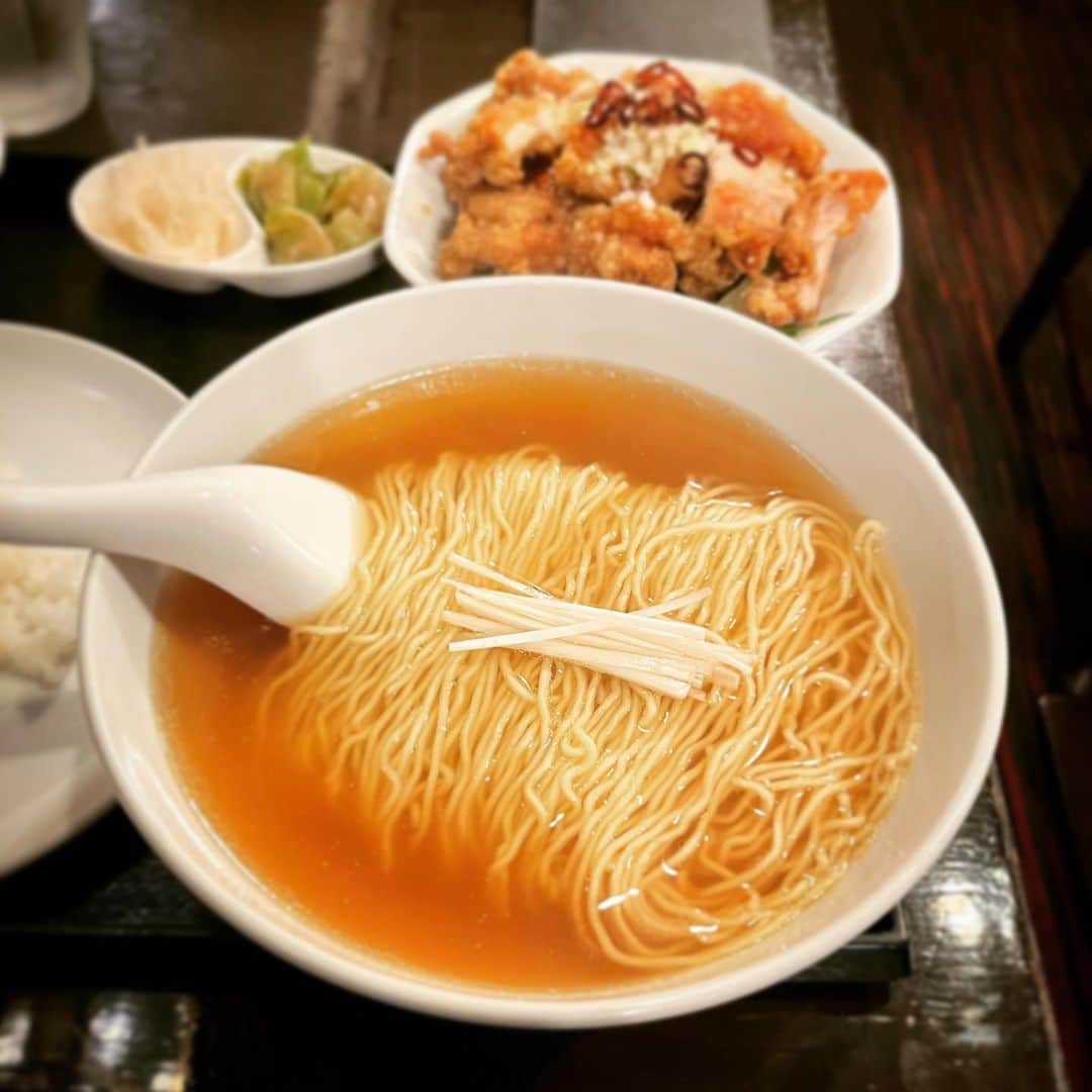渡辺祐のインスタグラム：「銀座「味の中華 羽衣」フツーのメシに迷ってもチェーン店はとりあえずはずせる街・銀座。フツーに美味しいランチメニューにして佳き「麺景」に昨日や今日じゃない感。 #ggg の横尾さんの版下展（勝手に命名）で大好物の #色指定 堪能。外国人の若者多数来場。」