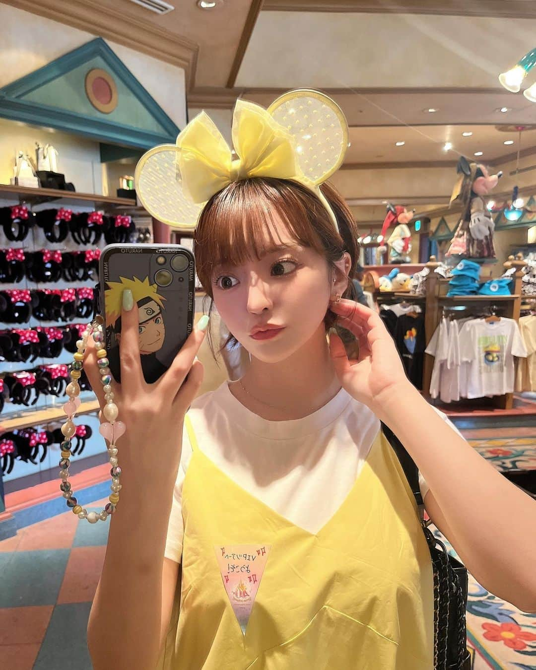 ERENAのインスタグラム：「🐭🏰🌼💛 . . 食べ物も乗り物も待ち時間無し😵 贅沢なVIPツアー💛✨」