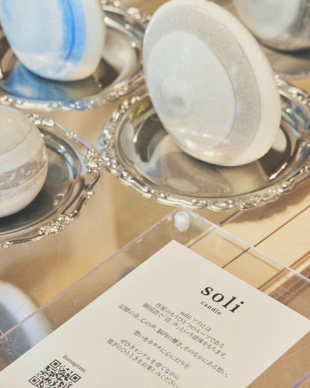 東條公美のインスタグラム：「soli candle POPUP にお越し頂いたみなさま、ありがとうございました。好天に恵まれ素敵な3日間となりました🕯️✨  キャンドルを生でご覧くださり、触れて、感じたままの嬉しいお声をいただきとても心に響く日々でした。  ひとつひとつハンドメイドで一点ものならではのsoli作品を体感していただき、沢山のキャンドルたちがお嫁に行きとても嬉しかったです。  今回の会場のお花は大ファンである @389f_yu ちゃんに生けてもらいました。ゆうちゃんの愛溢れる素敵な空間にうっとりする日々。本当に感謝です💐✨   スペシャリティコーヒーではCAFE AOYAGI さんに美味しいコーヒーを淹れていただきました。ほっと癒されたドリップコーヒー、 @dj.so_ さんお忙しく限られたお時間のなか本当にありがとうございました☕️✨  今回同時開催の4ブランドさんのみなさん！ それぞれの調和が心地よく最高のメンバーで行えたことに本当に感謝です！！もうみんなに会いたい！笑 らぶ🫶🏻✨  @unspare_official  @moor_srilanka  @no__panties__  @hvit____vintage   そして、お誕生日当日でありながら沢山の進行をまとめてくれた @yuriko.527 ちゃん、様々な事に美しく真強く立つ姿に尊敬と共に感謝一杯です✨ 　 soli candleは2023年5月で1周年を迎えます。 今後も皆さまにたくさんの灯りを届け、soliを体感できる機会をたくさんお作りできたらと思います。  これからもどうぞよろしくお願い致します🕯️✨   @soli_candle_   🤍🤍🤍」