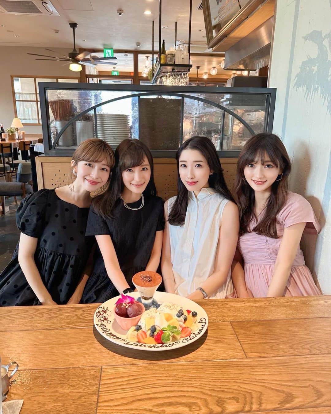小林真由のインスタグラム：「昨日のモーニング🥪☔️ 朝からよく笑ってジメジメ〜な陽気も吹っ飛んだ朝✨ 眼福でした♡ 　 千春さんのお祝いも🤍 昨日も千春さんのお話大爆笑でした🤣 素敵な1年になりますように♡love ⁡ ⁡ ⁡ #ファッション #コーデ #ママコーデ #女の子ママ #男の子ママ #ママライフ #コーディネート #４歳 #２歳 #ベビー #二人育児 #朝食 #朝ごはん #カフェ」