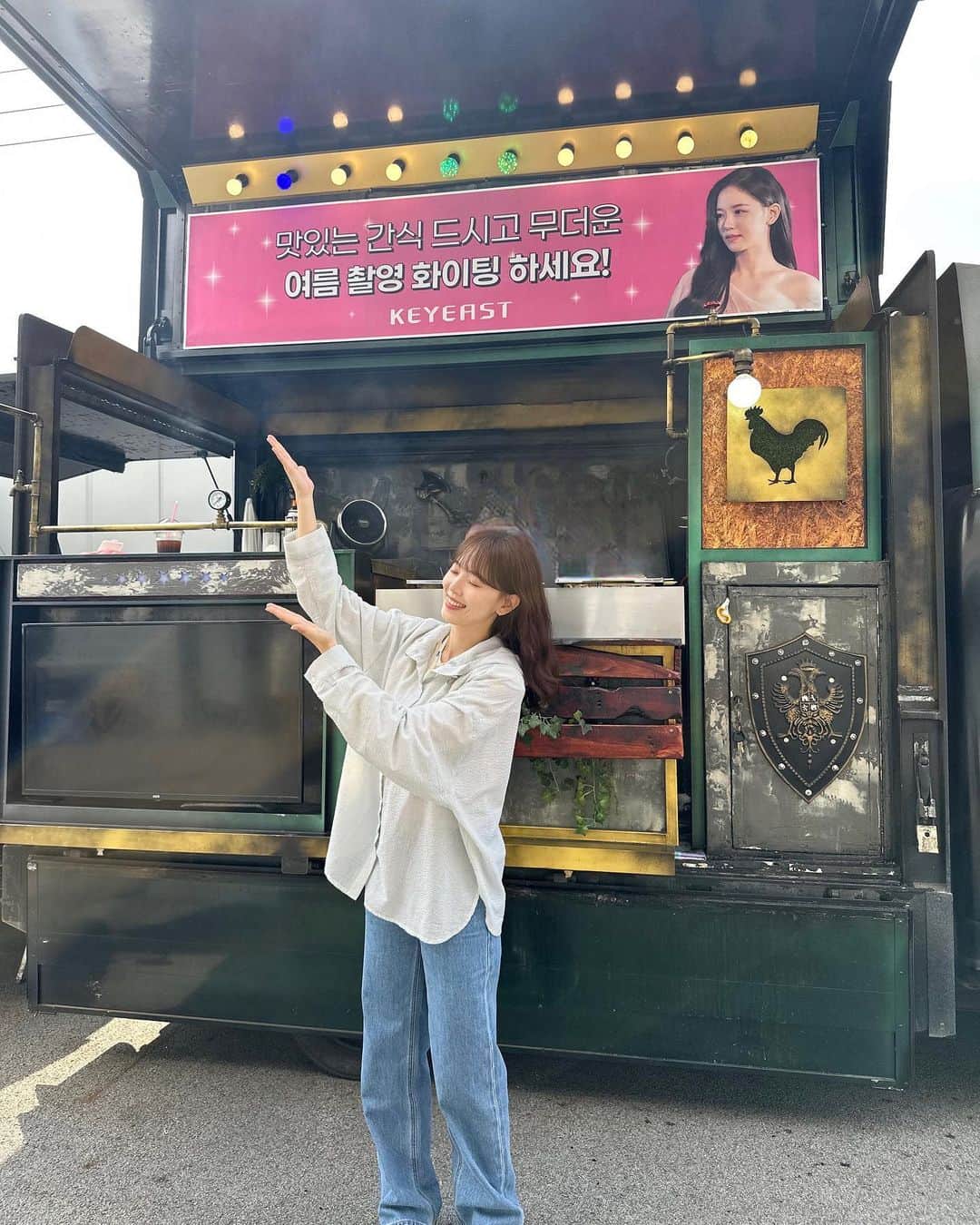 カン・ハンナのインスタグラム：「세트 첫날🐥 맛있는 닭꼬치랑 시원한 음료 마시고 온 우주가 행복했습니다아🩷🖤  #비밀은없어  #키이스트는있어」
