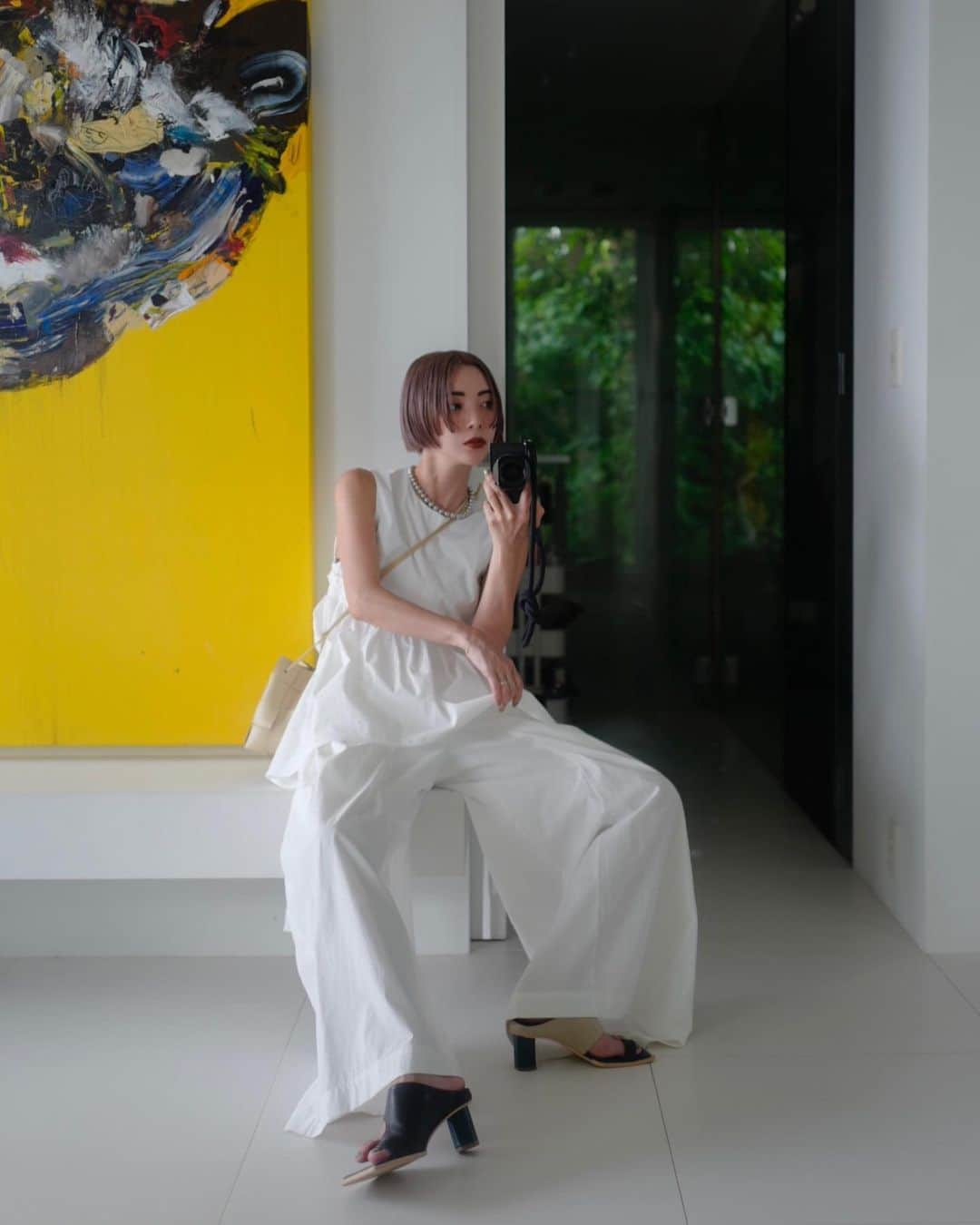 荻原桃子さんのインスタグラム写真 - (荻原桃子Instagram)「夏になると急に着たくなる 特別な真っ白コーデ🕊️  ボリュームたっぷりデザインのセットアップなら 程よくラフ感出て 透け感も気にならず挑戦しやすい✌️  在庫は残り僅かで オンラインのみです🤍  #UN3D #オールホワイト」5月31日 17時18分 - momokoogihara