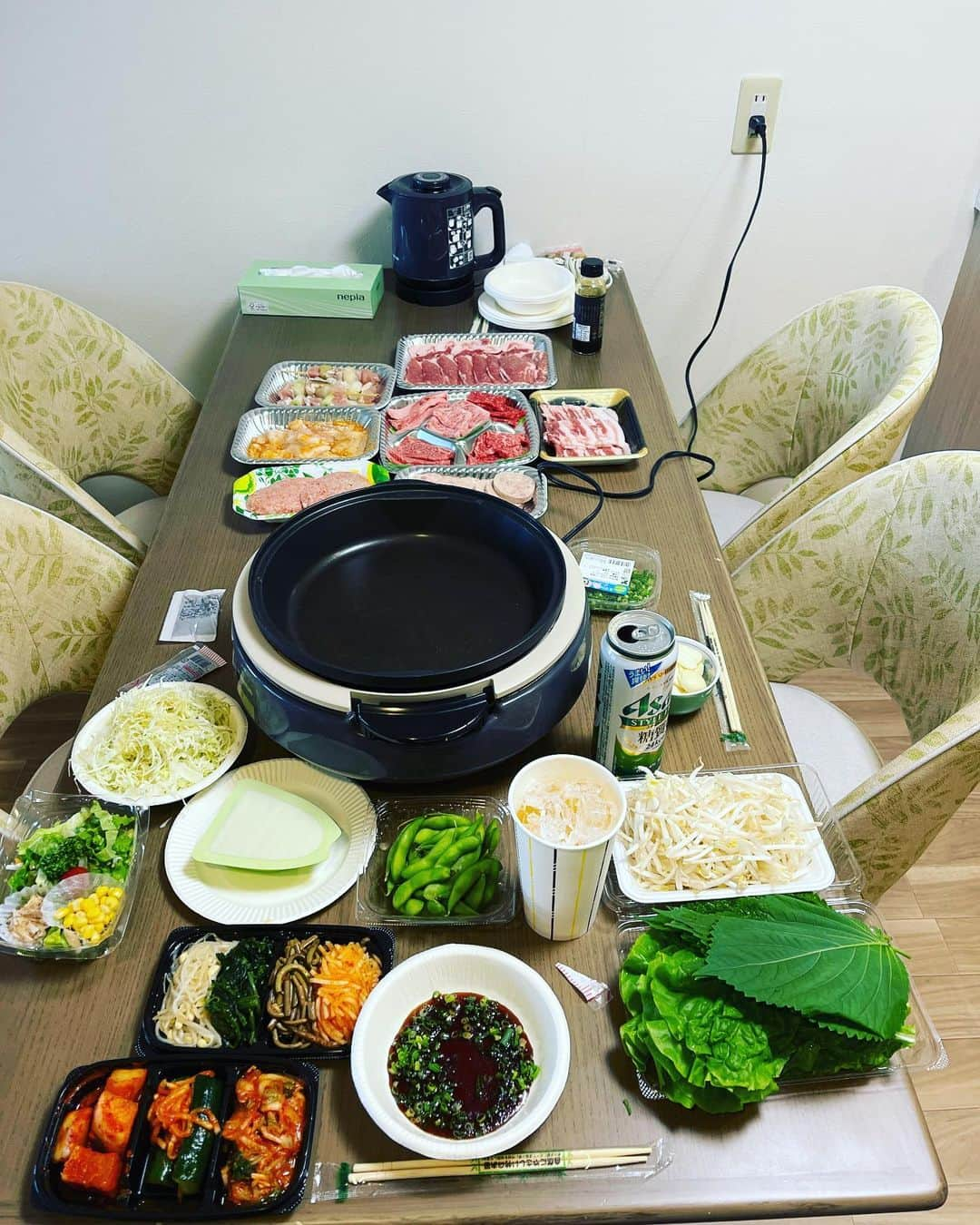 金村義明さんのインスタグラム写真 - (金村義明Instagram)「朝温泉♨️たっぷり入って朝食！ 基本部屋食、温泉♨️、サウナがあればベスト宿！ 今日は、奥さん一押しのホテルへ、 行きつけのスーパーアオキ伊東店寄って 買い出しして、愛犬の駅でお茶して カインズ伊豆高原でまた買い物してホテルへ、アーリーチェックイン！ サウナ入って汗絞り出して、早い晩酌スタート！今夜は、ホットプレート借りて焼肉」5月31日 17時22分 - yoshiaki_kanemura