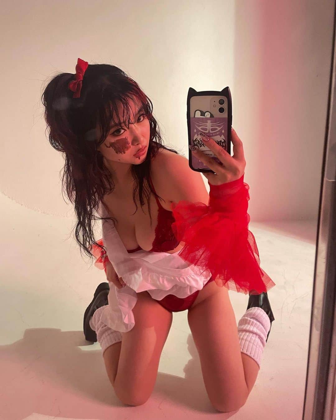 なつかのインスタグラム：「ちょっと前の、好きなわたし。  いじわるそうなメイクさいこう。 ほんとうの私はいじわるじゃないけれど すぐそこにいるわたしの一部なの。 だからすぐそんな女の子になれちゃう。  デッド。  Yeah, I know what you mean~ there are people like that ~~☠️💔  make @he_to_mean」