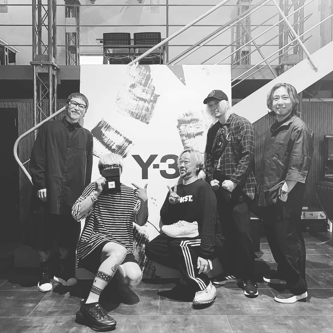 のインスタグラム：「【Y-3】 今日は昼にY-3の展示会にストレイテナーのシンペイちゃん、HAWAIIAN6のYUTAとスタッフカホちゃんと行ってきました！相変わらずナイスなアイテムばっかりでした！ @adidasy3  thanks @noriotabe  @0okojio0  #y3 #ワイスリー」