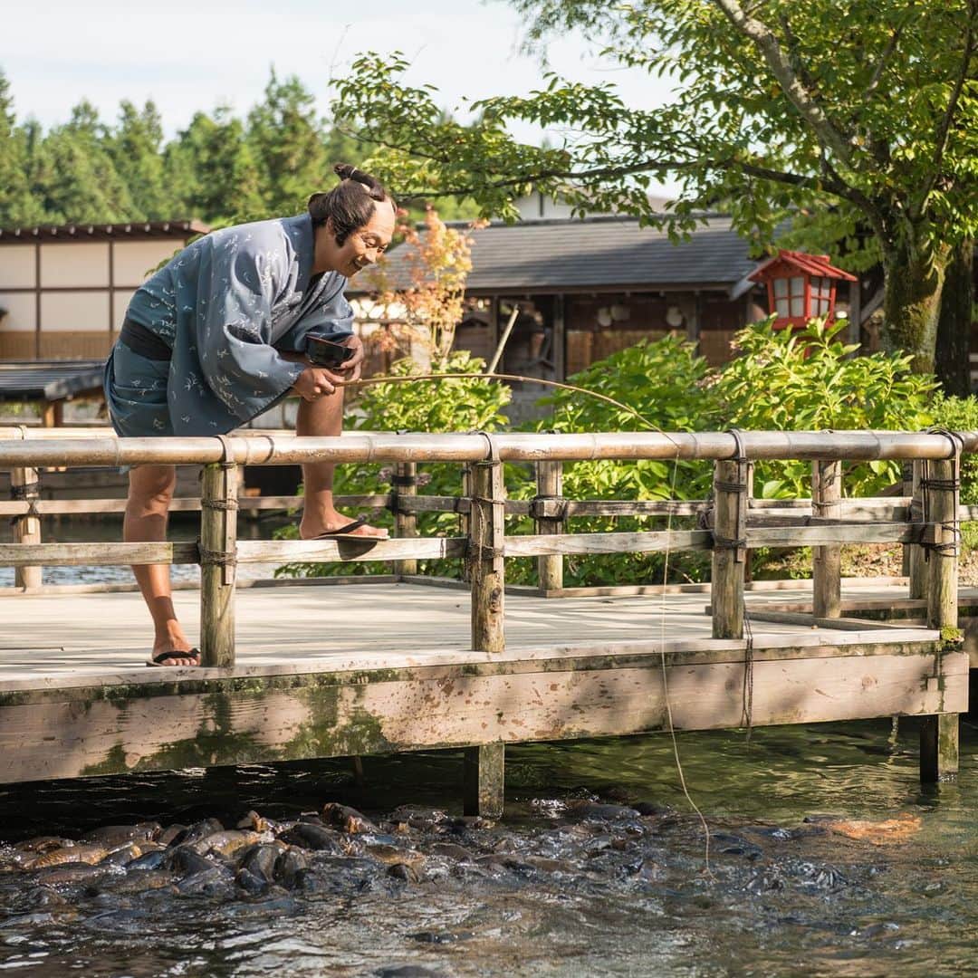 のインスタグラム：「・ 遊び人 | Gadabout🎣 釣れても釣れなくても楽しい。 It's fun whether he catch a fish or not. ・　 ・ #edo #edowonderland #nikko #釣り #江戸人 #日光 #江戸時代 #江戸ワンダーランド日光江戸村」