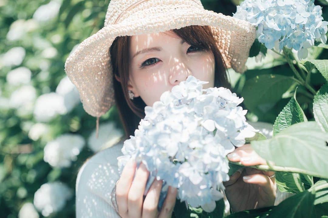 Mikaさんのインスタグラム写真 - (MikaInstagram)「紫陽花の季節  梅雨入りしそう☔️ 写真は2年前の鹿児島、来週福岡行きますのでよろしくです(^-^)v  ・ ・ ・ photo by @smith_oldlens 📸 model @mikarin_portrait  ・ ・ ・ ・ follow me💋  #美花展 #紫陽花 #紫陽花の季節  #紫陽花ポートレート #鹿児島観光 #鹿児島ポートレート #被写体モデル #カメラ女子 #キリトリセカイ #ポートレートセレクション #ポートレート撮影 #被写体依頼受付中 #スクリーンに恋して #カメラマンさんと繋がりたい #被写体なります #ポートレートしま専科 #写真を止めるな #jp_portrait部 #jp_portrait_collection #portrait #japanesegirl #asiangirl #love_camera_club #asianbeauty #hydrangeaflower  #good_portraits_world #super_portrait_channel #hydrangeaseason  #pasha_magazine #tokyocameraclub」5月31日 17時38分 - mika_portrait