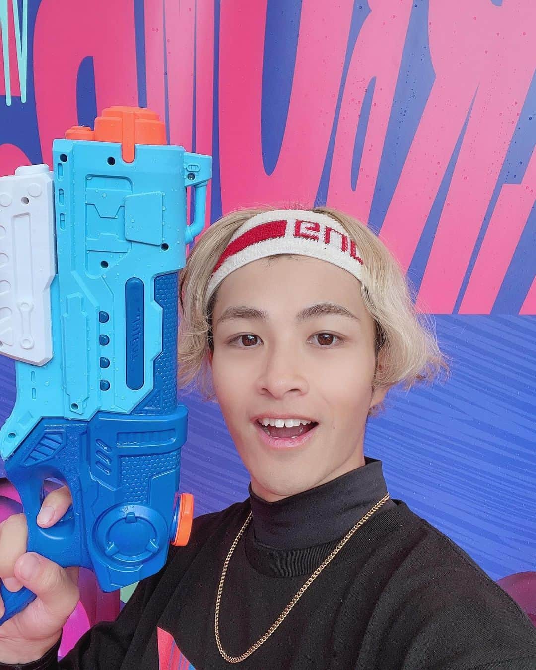 東郷知典のインスタグラム：「ウォーターボム日本初開催 ウォーターボムプレイベントに参加してきました！  水の掛け合いがこんなに楽しいとは😳 1人で参加してもチームがある事によって知らない人とでも仲良くなれるような空間でした💫 これが本番になったらさらにヤバイ事になるだろうなと思いました🤩  絶対参加したい❣️  #ウォタボムヤバイ #ウォーターボム　#waterbombjapan #夏フェス #フェス」
