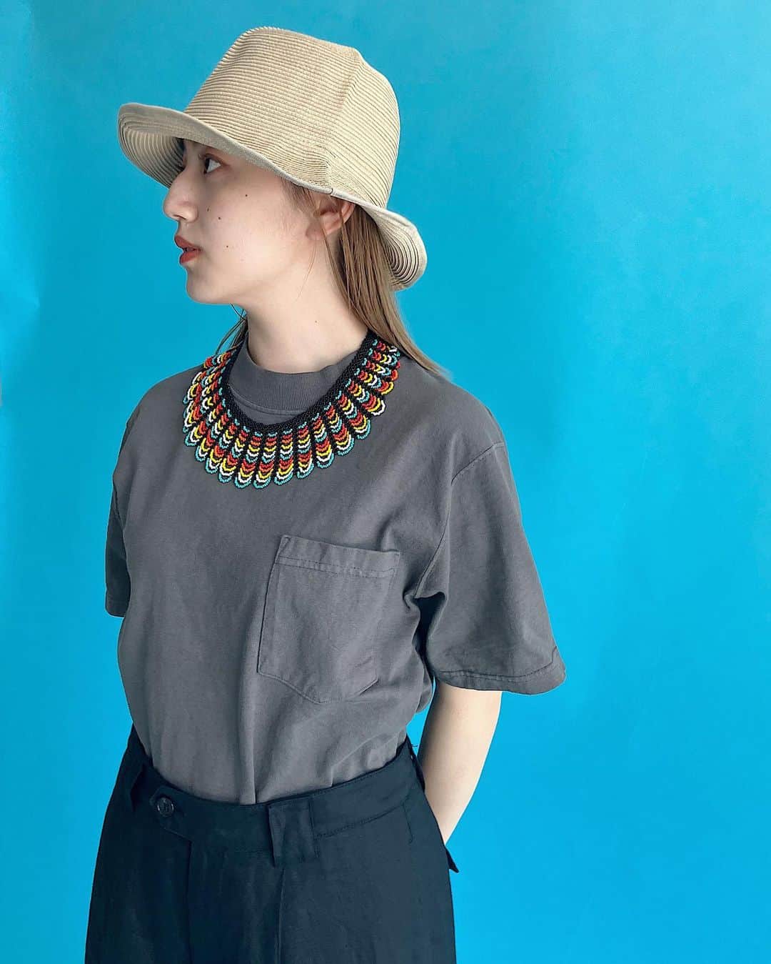 ビームスボーイ原宿さんのインスタグラム写真 - (ビームスボーイ原宿Instagram)「BEAMS BOY Director’s Mag -May 31-  こんな女の子、前から歩いてきたら、私も見入っちゃうな〜と思いました。  Tシャツに、リネンのパンツ。 なんて事のない、いわば普通なスタイル。  けれど、思い切った存在感のあるネックレスのチョイスだったり、小物と色のマッチしたサボだったり、バッグに無造作につけたバンダナだったり。 こだわりが感じられる人って、やっぱり素敵だと思います。  夏って暑いし、汗をかくし、朝から頭が働きにくくて服選びがどうしても雑になっちゃう日だってあります。  そんな時、こういった組み合わせが一つあると、助かるはず。  自分のテンションも上がりますし、一日HAPPYに過ごせそう！  @fuuuko #beamsboy_directors_mag ＿＿＿＿＿＿＿＿＿＿＿＿  T-SHIRT:13-04-0068 PANTS:13-23-0016 HAT:13-41-0075 NECKLESS:13-42-0729 BAG:13-61-0068 BANDANNA:13-47-0009 PINS:13-65-0003 SHOES:13-33-0011  information:03-5770-5550 ＿＿＿＿＿＿＿＿＿＿＿＿  ※現在公式オンラインショップで販売中、またはご予約を承っている商品はタグ付けをご覧ください。タグ付けのない商品は、販売・ご予約を開始しましたら、随時タグを追加します。  #beams #beamsboy #ビームス #ビームスボーイ #beamsboyharajuku」5月31日 17時30分 - beams_boy_official