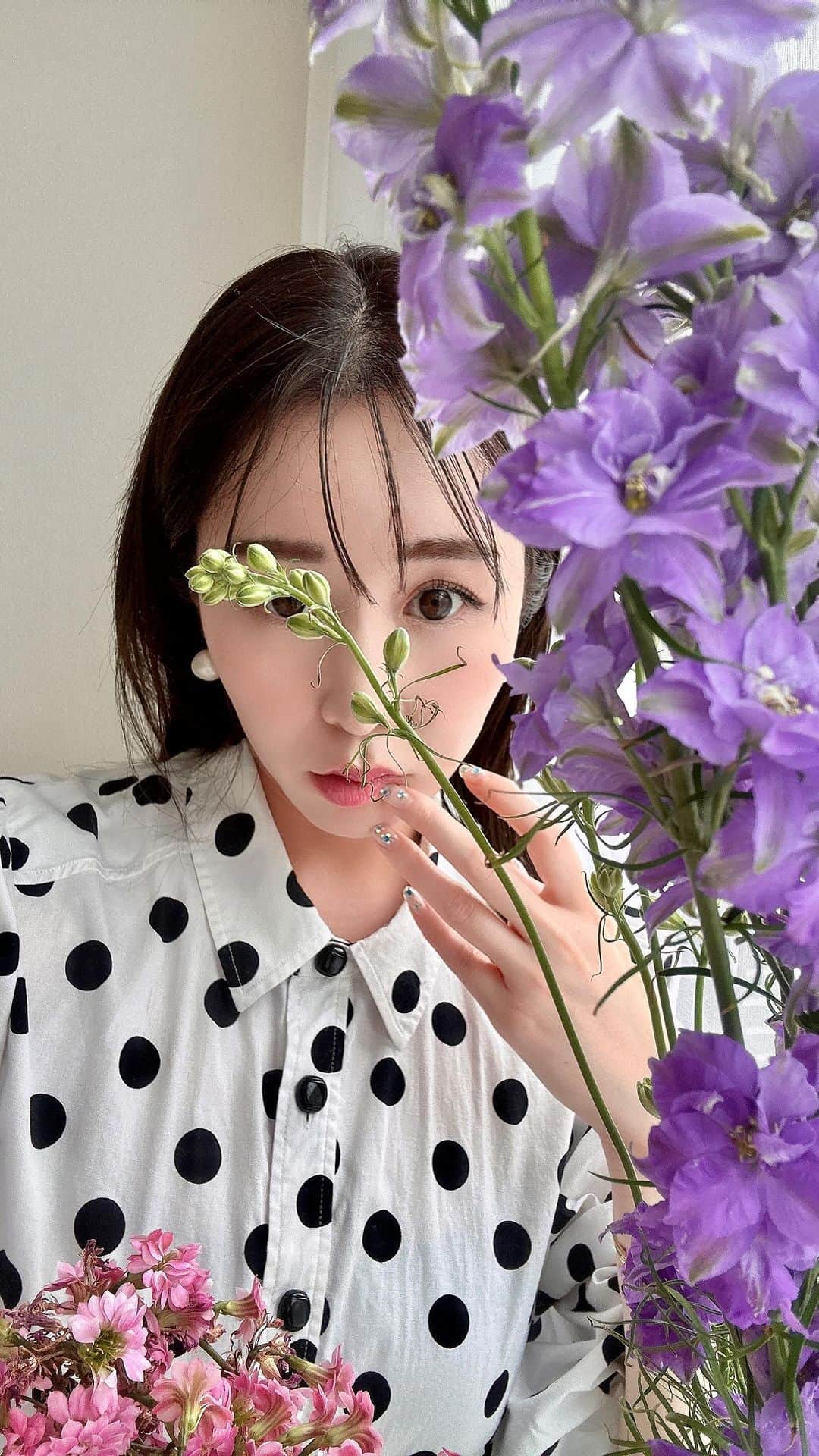 shihoのインスタグラム：「リップ💄の質問が多く 先日ストーリーズにも載せましたが みんながわかりやすいようにリールにまとめたよ🪸🌈💜  アイテムは @lavien_japan のティントバームリップと @joliyen_official のバランシングリップセラム　🩷🩷🩷  回し者かよって思うくらい毎回LAVIEN登場しますが 本当に私がすきなの伝わるでしょ？🥹🩷笑  LAVIENのティントバームこれほんとにいいの！ バームだからリップクリーム替わりに気づいたら塗ってる❣️  塗る時もはみ出してないかなと気使わなくていいし 塗ってからじわじわと色が発色していくよ！ 定番のティントほどの落ちづらさはないけど 正直ティントが苦手な私にはもってこい🩷  動画でものせたけど飲み物飲んだ時のコップには少しつく程度！ 塗った感よりも、ジュワ〜っと滲むかんじで くちびるに残るよ🩷🫧  そこから @joliyen_official 重ね付け🩷🩷 これがまたバームとの相性良すぎて みつけちゃったぁ〜てかんじ😍  私の体感だけど通常時よりも1.5倍はふっくらする😍👄 けど違和感ではなく自然とふっくらつるぷやを作り上げます🧡 なのに全っ然乾燥しないから もう他のその辺のグロスは使えない🥹 さすが@george828 さんプロデュース🥹🩷🩷🩷  リピート2本目です🩷 私は1ヶ月で使い切るので何本もストックしてるよ！🥹  気にいるととことん使うタイプ🐻‍❄️✌️  もうマスクもしないし女子も男子もみーんな意外に 口元はみるからケアに特に力いれていこ🫧🩵💜🩷  #お気に入りコスメ #リップ#メイク#メイク動画」
