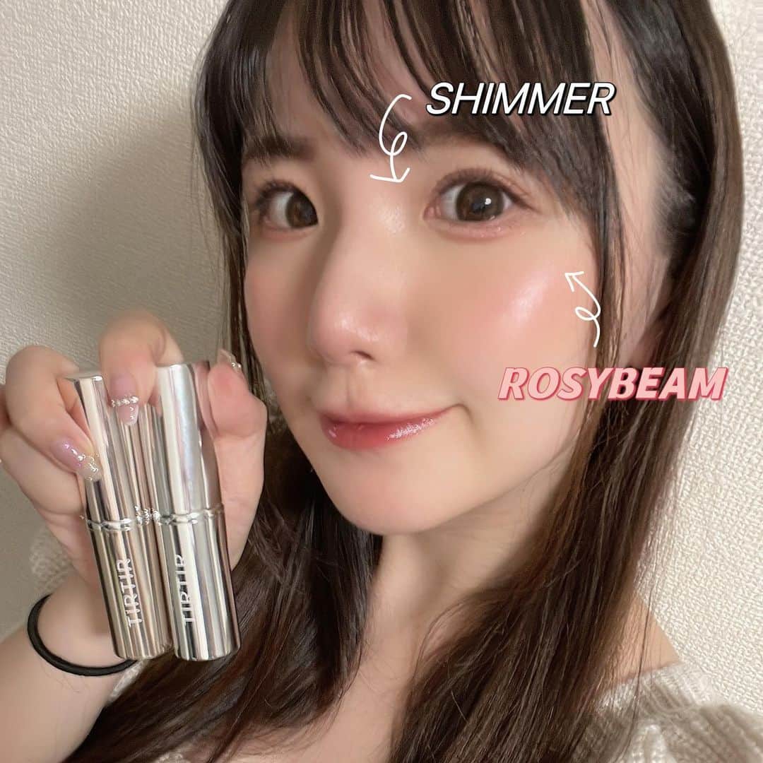 のインスタグラム：「TIR TIRマイグロウハイライターを使ってみました💓  持ち運びのしやすいスティックタイプだよ！ 体温でジュワッと溶けて流行りの艶肌が簡単に作れちゃった⭐️ 　  SHIMMERは目頭につけて立体感を、ROSYBEAMはほっぺの高いところにつけて血色感とツヤをゲット🥰 他のカラーもあるからそれも気になるなぁ  これから愛用させていたただきます😊  #Sponsored #TIRTIR #ティルティル #ツヤ肌 #マイグロウハイライター」