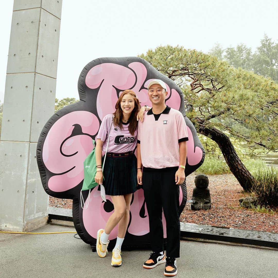 ソン・ダムビのインスタグラム：「비 오는 날 이렇게 신나게 즐길 수 있다니 그린컵은 역시 사랑입니다❤️⛳️😘 이렇게 큰 행사 준비하느라 고생했어 멋지다  @limji0509 👍👍 어린아이처럼 신나게 놀다가요🏌️🏌🏻😍 @thegreencup.official   근데 남편 방수도 안되는 옷 입고 모자에는 뭘 쓴 거야?🙈🤣🤣」