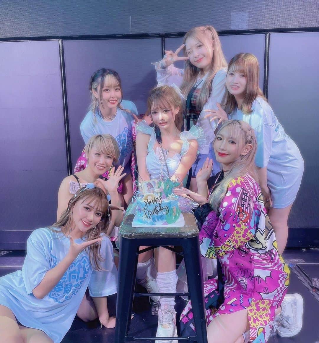 エリーのインスタグラム：「🩵🩵りおさんHappyBirthday🧜🩵🩵 りおさんが好きな事をいーっぱいできて幸せな一年になりますように🥰🩵 ・ 昨日はりおさんとミトさんが居てくれて華やかで楽しくて最高な日だったなあ..✨ ・ お客さんも女の子も水色コーデしてる皆さんがいっぱいで皆りおさんが大好きなんだなあと愛情感じて胸ほっこりしてました🥰 ・ この日の為に身体を仕上げたり、可愛い衣装を準備したり、Aのかっこいいチームの振り付けを覚えたりパフォーマンス練習したり。。忙しい中でもこうやって努力できる素敵な方だからずっとファンの方が付いてくるんだなあ🥰💎 ・ りおさん大好きです！！ ・ 私も一緒に推しプランしてくださったりリオンを贈ってくださったりお話言ったら皆さん優しくしてくださって💌とってもハッピーな1日でした💌有難うございました✨ ・ #水色向上委員会 #りおBD #年に一度のりお祭り」
