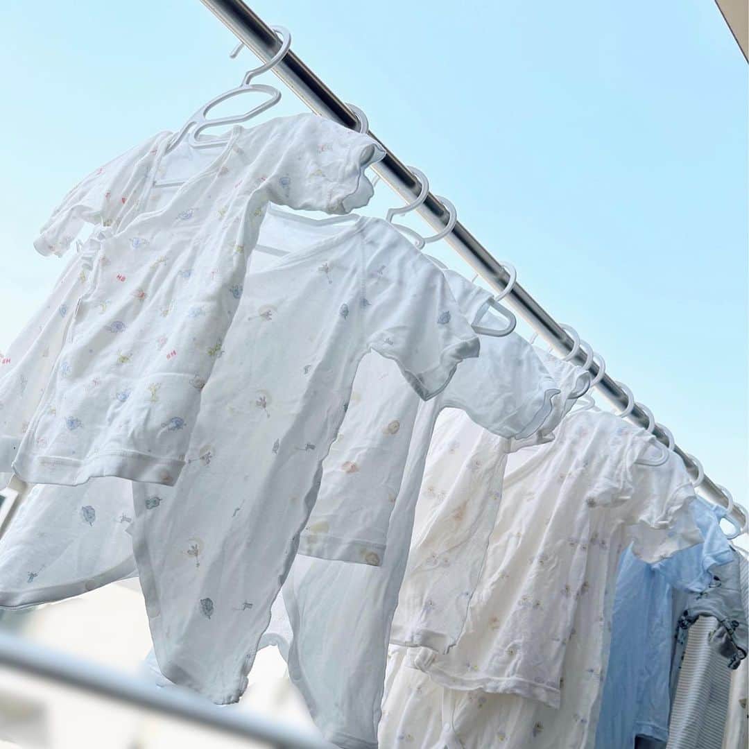 瀬賀しお（せがしぃ）のインスタグラム：「#世界一幸せな洗濯   これは...本当に幸せな気持ちになった🫧🩵🤍 可愛すぎる...👼🏻♡  #妊婦 #マタニティ #臨月 #水通し」