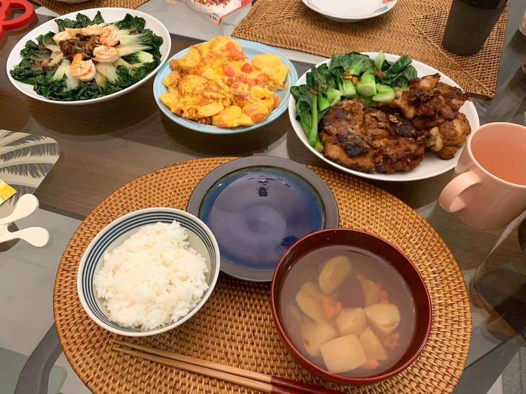 瀬間友里加のインスタグラム：「産後2週間経過✨ 元気に過ごせております✌️ 海外での出産で心配だった産後。 シンガポールは2日間のみの入院なのであっという間の退院でした🥹そこで知ったのが産褥ナニーさん✨シンガポールでは産褥期のための特別なナニーさんが産後ケアをするのが主流なようです。 私もお友達に紹介してもらい2週間お願いしました✨ 本当に助かったのは毎食の食事🥹 産褥期に食べるといいという食材を使ってお料理してくれたり、毎日作ってくれたハーバルティー🫖レッドデーツとクコの実、りんごをじっくり煮込んだこのお茶がとっても美味しかった！！身体の回復はもちろんのこと母乳の分泌にも良いとされている食事のおかげでベビーもスクスク成長中です👶🏻夜中の授乳後も一緒に起きてくれてサポートしてくれ本当助かったなぁ🥹✨#シンガポール出産 #シンガポール産後ケア #シンガポール産褥ケア #singaporelife #singaporefood #シンガポール在住」