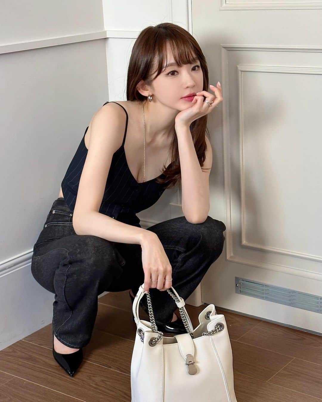カン・ミンギョン のインスタグラム：「#광고 🫧 #LOEUVRE 👜 가방도 맘에 들구 머리 자른 것 아무도 못 알아봐주지만 내 머리도 맘에 들구 메컵두 맘에 들구 내 룩도 맘에 들구 아무튼 그래서 사진도 많이 찍은 그런 날 🥹🤍 #루에브르 #삭드솔티」
