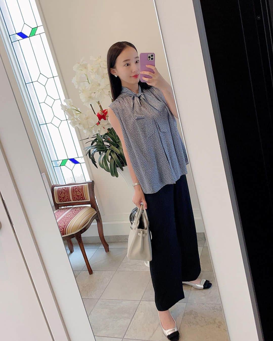 田中麻衣のインスタグラム：「久しぶりにファッションの写真を撮ってみました。 毎日同じような格好なのですが、この日はお友達とランチだったのでボウタイブラウスに。 2年前くらいに購入した @drawerofficial のものです。  ボウタイブラウスって大好きです。  #ママコーデ」
