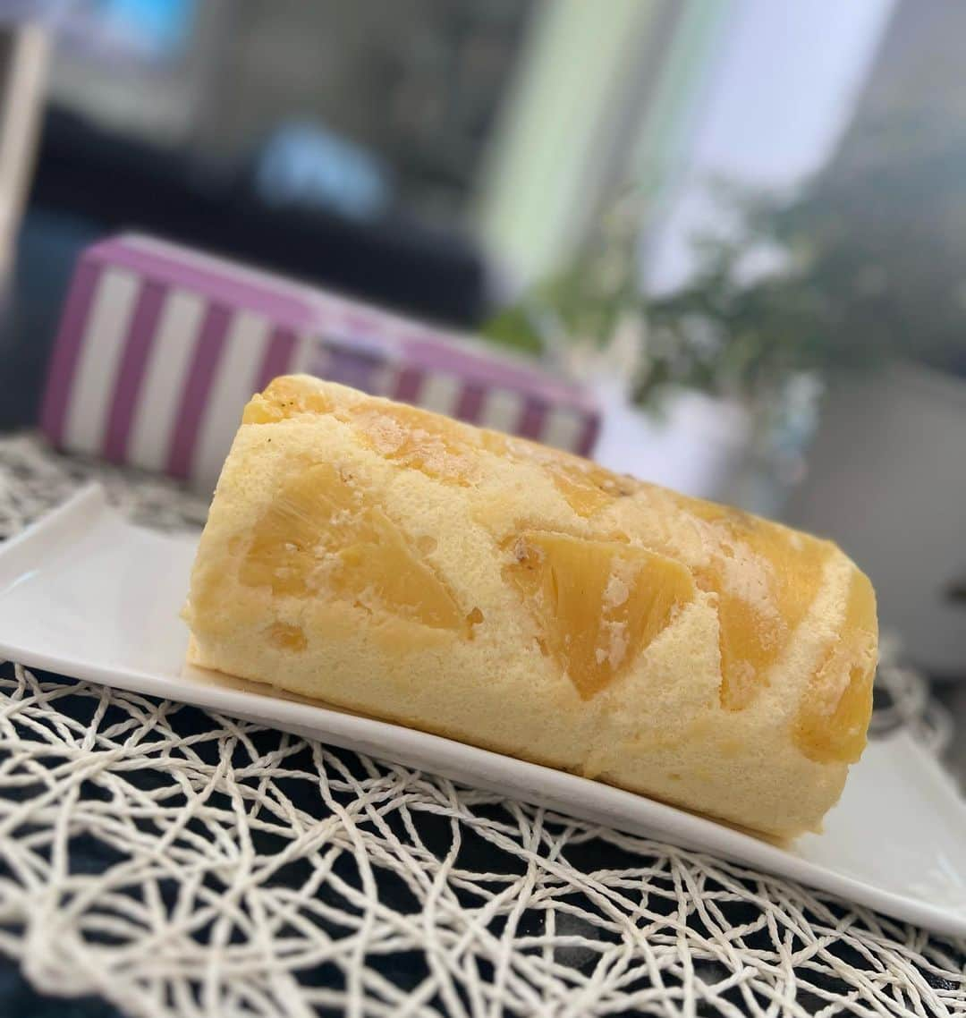 Shinkinedo Group inc.のインスタグラム：「makuakeで先行発売している パイナップルロールケーキ🍍♥️♥️  国産パイナップル『ゴールドバレルパイン』を150ｇ使用！糖度が高く芯まで柔らかい✨️  シリーズ累計200万本突破😍  人気の『夏色スターロール～オレンジ＆レモン～』とセットも用意🙌 1本で450ｇ！ 7名分あるので、家族みんなで食べれます😚✨ 大切な方との記念日やギフトにも♥️  購入してくださる方が沢山増えれば増えるほどお安く買えちゃうシステム🥲💋  ぜひストーリーからご覧下さいませ♥️♥️  先着100名様いまなら20％offでお買い求め頂けます🙊✨  #パイナップル #パイナップルロールケーキ #ロールケーキ #共同購入 #ロールケーキ専門店 #スイーツ巡り #スイーツ #スイーツ部 #スイーツ好きな人と繋がりたい #お取り寄せ #お取り寄せスイーツ #お取り寄せお菓子 #お取り寄せギフト #makuake #sweets」