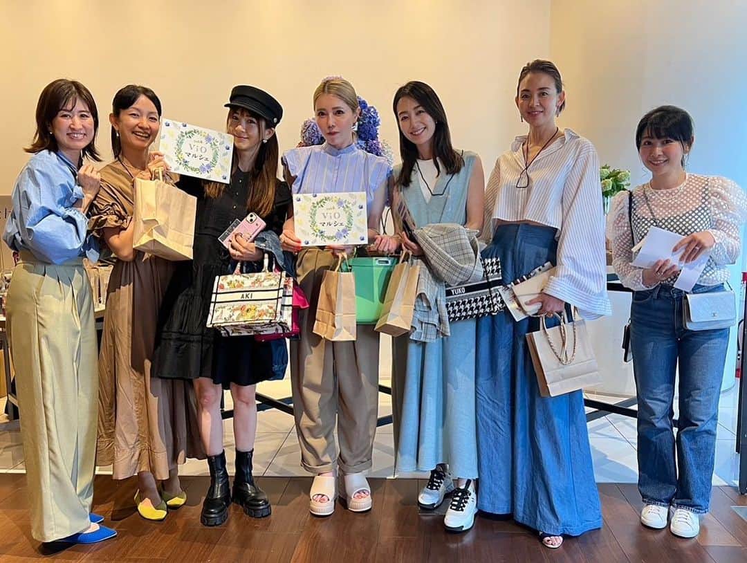 のインスタグラム：「ランチの後はみんなでVioマルシェへ！  身体と地球に優しいものばかり\(//∇//)\  ペットボトルから再生利用した糸で作った靴とか、私的にはビックリ！ しかも可愛くて洗えて素晴らしいアイテム。 伊勢丹でも買えるそうでチェックしに行きたい(≧∀≦)  あと布おむつも今はこんなにオシャレなのがあるんだ〜！と驚き。 楽だからついつい紙オムツ使ってたけど、布おむつなら使い捨てじゃないしエコですよね。 しかも柄とかも本当に可愛かった！ 昔は母が妹の布おむつ縫ったりしてたけど、こういうアシストがあって布おむつ人口増えたら最高だなと思いました(๑>◡<๑)  色々試食もして、お土産もいただいて、家でも試してみたいものばかり！！  ストイックにはできないけど、気軽に自分にもできることがあったらどんどん取り入れていきたいな〜！  みんなで行けて楽しかったよ〜╰(*´︶`*)╯♡  #vioマルシェ#エコ#地球に優しい#身体に優しい」
