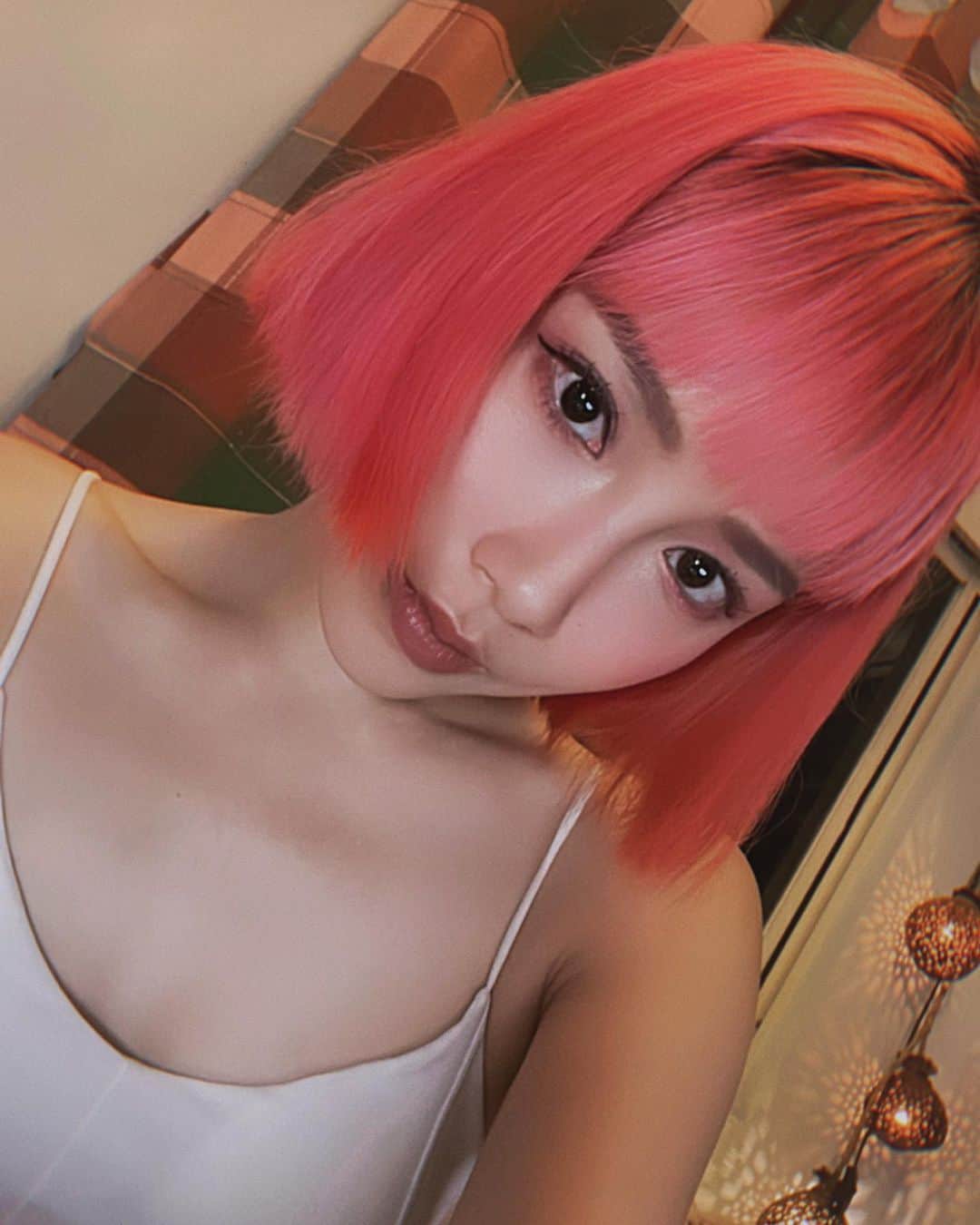 安柏兒のインスタグラム：「5月最後一天 1、2、3 選一張🫴🏼  有化妝難得就會自拍一下，看了看，基本上好像每張都…呃？一樣？🫣😂🫠  #theendofmay2023 ✨」