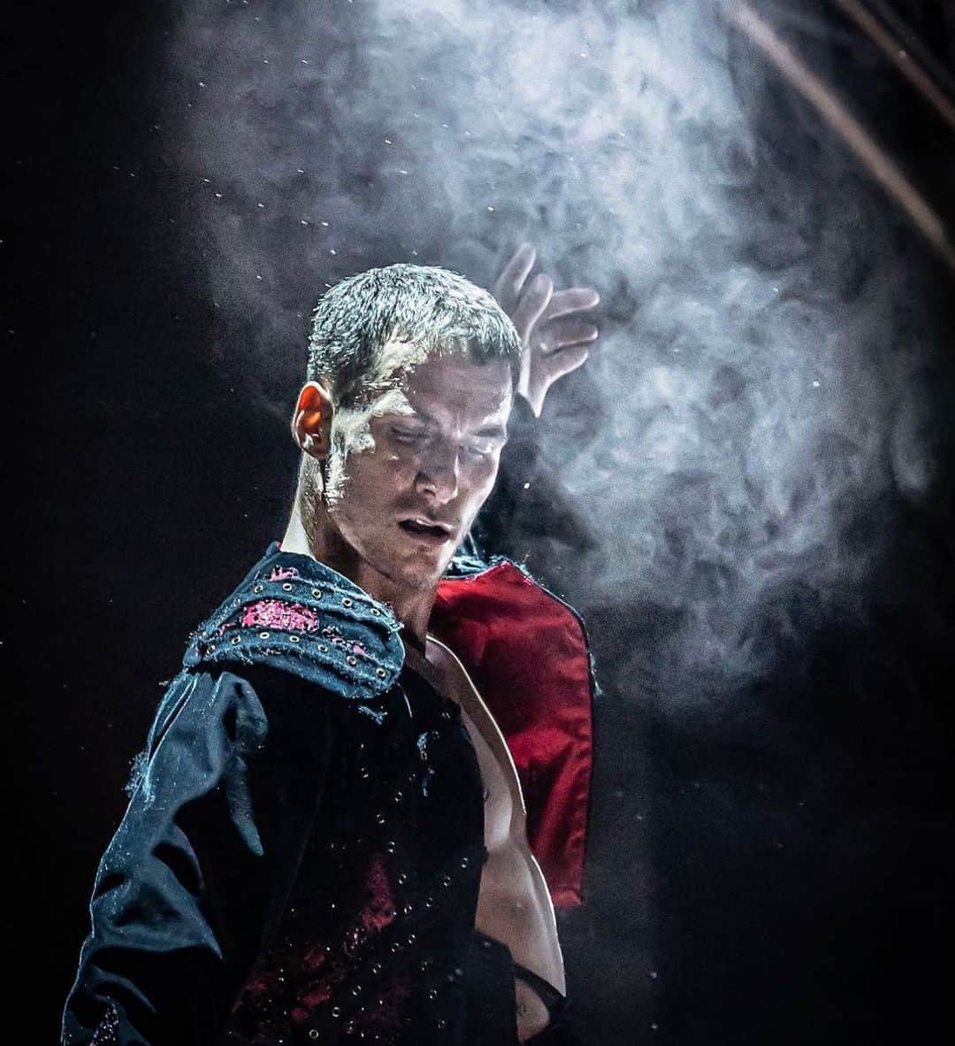のインスタグラム：「Final show for @gorka_marquez and the gang today! 👏🏼👏🏼  I’m SO proud of him!  If you’ve been lucky enough to see the show you’ll know how physically demanding it is on the pros to perform like they do. Sometimes twice a day. Mentally it’s just as tough learning the choreography, rehabbing and fuelling. Dancers really are athletes & from me struggling weekly to learn just one 3 min dance each Saturday for Strictly, I take my hat off to them 😂 Very much looking forward to some downtime with Gorks (although I’m busy work wise these next two weeks) but then it calms down a bit and then it’s just a waiting game for as and when little man is ready 👶  I was reading about how clever our bodies are in that once everything is relaxed as in jobs, work, stress levels etc… it knows it can go into labour. I know for some it’s not the case but I’m hoping for me it is. This time I’m confident in my body and it’s capabilities. I trust it. And I’m going along with it. If after everything it went through last time and STILL got Mia and myself through it. I know it can do it all again as and when it needs 🙏」