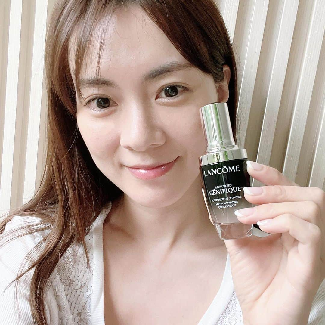 安座間美優のインスタグラム：「ジェニフィック アドバンスト N🧴  ランコム(@lancomeofficial)の美容液。 お気に入りでもう3本目。  このみずみずしいテクスチャーが好き♡  化粧水や乳液もスーッと浸透するし、メイクのりがいいんです！  肌のトーンも明るくなりました✨  　 だんだんと暑くなり肌が揺らいできたので、バリア機能もサポートしてくれるジェニフィックでより丁寧なスキンケアを心がけています。  #ランコム#ジェニフィック#美肌菌#PR」