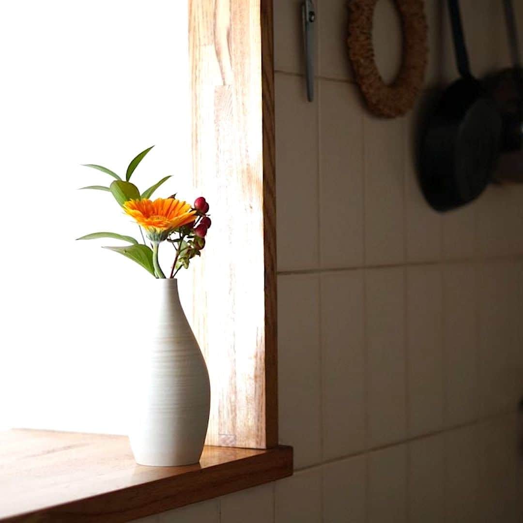 Bloomee LIFEさんのインスタグラム写真 - (Bloomee LIFEInstagram)「キッチンカウンターに お花がある暮らし💐  綺麗に片付けた場所に お花を飾るだけで 気持ちがいい空間に🌿✨  目に入るたびに かわいいお花に癒されます♪  @kozue._.pic さんのお写真  #bloomee#ブルーミー#お花の定期便#癒し時間#サブスク#花のある生活#花好きな人と繋がりたい#花写真#花が好き#花を飾る#丁寧な暮らし#お花のある暮らし#暮らしを整える#おうち時間#インテリア」5月31日 18時00分 - bloomee