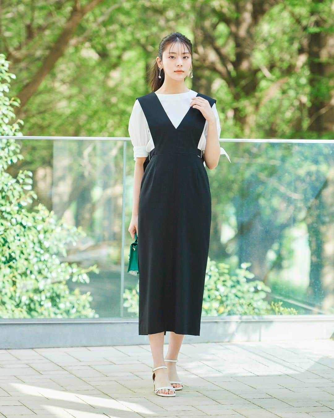 NATURAL BEAUTY BASICのインスタグラム：「貴島明日香さんが素敵に着こなしてくださった 初夏の新作webカタログ、第2弾が大好評公開中♡  ■リボンスリーブブラウス ¥6,930 tax in size:FR color:オフ/コーラルピンク/シャンブレーブルー #0173210651  ■サイドバックルVネックジャンスカ ¥11,990 tax in size:S/M color:クロ/ライトモカ #0173140512  ---------------------------  Relaxy lady Feat.Asuka Kijima  貴島明日香さんが凛と着こなすサマーコレクションをお届け。 ホルターネックのロングドレスに、Ｖネックのジャンスカ、 ボクシーシルエットのカラーカーデetc.  これからの季節にぴったりな リラックスムードのフェミニン服が出揃いました。  詳しくは @naturalbeautybasic_official プロフィールのURLより webカタログをチェック♪  #貴島明日香 さん #ブラウス #ジャンスカ #リボンブラウス #チャコールワンピース #夏コーデ #お出かけコーデ #オフィスコーデ #オフィスカジュアル #通勤コーデ #大人可愛い #カラーコーデ  #着回しコーデ #きれいめカジュアル  #ベーシックコーデ #ベーシック #ナチュラルコーデ #トレンドスタイル #シンプルコーデ #ナチュラルビューティーベーシック #naturalbeautybasic」