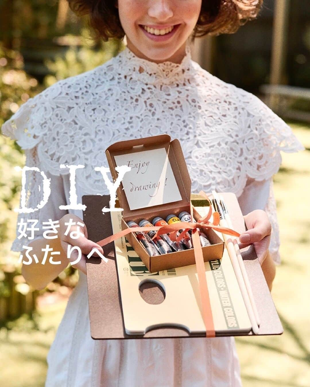 ゼクシィさんのインスタグラム写真 - (ゼクシィInstagram)「. 【“好き”を形に　DIYで作る絵になる結婚式】 ふたりの“好きなもの”を、 結婚式で大切な人たちにアピールするのは 愛情表現の一つ。 結婚式にも何を優先したいかが変化している今、 自分軸で振り切った式が注目されそう😌✨  今回テーマにしたのは“DIY好き”。 絵を書いたり、切ったり、貼ったり……。 節目の日にみんなでやるからこその意味と 世界で一つのモノを残す楽しさを取り入れて。  撮影協力：#barnandforest148 #バーンアンドフォレスト  ～DIY HOLIC meets WEDDING～ ゼクシィ５月発売号では、「好き」を形にする 今を捉えたウエディングスタイルをご紹介。  【写真１・２】 上手い、下手でも、得意、不得意でもなく、 絵を描く楽しい時間を皆で過ごしたい。 DIY好きのふたりは何か記念に残るものを 結婚式で作りたいとお絵描きタイムを設けて。 ゲストが会場に到着すると、絵具セットが 手渡され、席には銘々にキャンバスが。 思わぬパーティの設えに誰もがワクワク。  【写真３】 招待状にエプロンを同封して送り、当日何か 作業があることを匂わせ、楽しみを助長。名前が 入った特注のエプロンが参加意欲を掻き立てる。  【写真４】 花嫁姿にオリジナリティーを出すアイデアとして シャツやブルゾンを用意し、フリル状のリボンや レースを好きな場所に縫い付けリメイクすると 個性とセンスが意外と簡単に発揮できる。  【写真５】 ウエディングケーキにゲスト一人一人が参加し 花を添え完成させる演出には 「皆の力を借りながら、ふたりの人生を 豊かに歩んでいきたい」そんな意味を込めて。  【写真６】 皆に描いてもらった絵を、パーティ中に 繋ぎ合わせてお披露目を。それぞれの個性が 見事にコラージュし、インパクトを放つ特大 アートに。布であれば新居のインテリアにして。  【写真７】 ドレスコードにした「汚れてもいいスニーカー」 ふと気付くと楽しかった痕跡が。暴れた絵の具が お揃い感を増し、ゲストにとっても 記憶に残る記念の一足になりそう👠  撮影：宗像恭子（SIGNO） スタイリング：安久津真良（CAB） ヘア＆メイク：塩澤延之（mod's hair） モデル：SAYA、BEN 構成・トータルディレクション：生駒知子 . +♥+:;;;:+♥+:;;;:+♥+:;;;:+♥+:;;;:+♥+:;;;:+♥ . プロポーズから結婚式まで素敵なお写真募集中！ . ゼクシィ公式アカウントでお写真を紹介してみませんか？ 【#ゼクシィ2023】 を付けて投稿してください♡ . +♥+:;;;:+♥+:;;;:+♥+:;;;:+♥+:;;;:+♥+:;;;:+♥ . ▼公式アプリもCHECKしてね ゼクシィアプリはURLから @zexyrecruit  #diyウェディング#ウェディングフォト#花嫁コーディネート#一体感#ウェディングケーキ _ #ガーデンパーティー#結婚式演出#ウェディング装飾#ウェディングパーティ#DIY#ドレスコード#ウェディング演出#ウェディングアイデア#DIYHOLICmeetsWEDDING _ #結婚準備#結婚式準備#プレ花嫁#ウェディング _ #結婚式#ゼクシィ#幸せが動きだしたらゼクシィ」5月31日 18時00分 - zexyrecruit