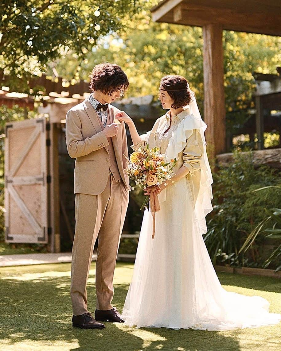 ゼクシィさんのインスタグラム写真 - (ゼクシィInstagram)「. 【“好き”を形に　DIYで作る絵になる結婚式】 ふたりの“好きなもの”を、 結婚式で大切な人たちにアピールするのは 愛情表現の一つ。 結婚式にも何を優先したいかが変化している今、 自分軸で振り切った式が注目されそう😌✨  今回テーマにしたのは“DIY好き”。 絵を書いたり、切ったり、貼ったり……。 節目の日にみんなでやるからこその意味と 世界で一つのモノを残す楽しさを取り入れて。  撮影協力：#barnandforest148 #バーンアンドフォレスト  ～DIY HOLIC meets WEDDING～ ゼクシィ５月発売号では、「好き」を形にする 今を捉えたウエディングスタイルをご紹介。  【写真１・２】 上手い、下手でも、得意、不得意でもなく、 絵を描く楽しい時間を皆で過ごしたい。 DIY好きのふたりは何か記念に残るものを 結婚式で作りたいとお絵描きタイムを設けて。 ゲストが会場に到着すると、絵具セットが 手渡され、席には銘々にキャンバスが。 思わぬパーティの設えに誰もがワクワク。  【写真３】 招待状にエプロンを同封して送り、当日何か 作業があることを匂わせ、楽しみを助長。名前が 入った特注のエプロンが参加意欲を掻き立てる。  【写真４】 花嫁姿にオリジナリティーを出すアイデアとして シャツやブルゾンを用意し、フリル状のリボンや レースを好きな場所に縫い付けリメイクすると 個性とセンスが意外と簡単に発揮できる。  【写真５】 ウエディングケーキにゲスト一人一人が参加し 花を添え完成させる演出には 「皆の力を借りながら、ふたりの人生を 豊かに歩んでいきたい」そんな意味を込めて。  【写真６】 皆に描いてもらった絵を、パーティ中に 繋ぎ合わせてお披露目を。それぞれの個性が 見事にコラージュし、インパクトを放つ特大 アートに。布であれば新居のインテリアにして。  【写真７】 ドレスコードにした「汚れてもいいスニーカー」 ふと気付くと楽しかった痕跡が。暴れた絵の具が お揃い感を増し、ゲストにとっても 記憶に残る記念の一足になりそう👠  撮影：宗像恭子（SIGNO） スタイリング：安久津真良（CAB） ヘア＆メイク：塩澤延之（mod's hair） モデル：SAYA、BEN 構成・トータルディレクション：生駒知子 . +♥+:;;;:+♥+:;;;:+♥+:;;;:+♥+:;;;:+♥+:;;;:+♥ . プロポーズから結婚式まで素敵なお写真募集中！ . ゼクシィ公式アカウントでお写真を紹介してみませんか？ 【#ゼクシィ2023】 を付けて投稿してください♡ . +♥+:;;;:+♥+:;;;:+♥+:;;;:+♥+:;;;:+♥+:;;;:+♥ . ▼公式アプリもCHECKしてね ゼクシィアプリはURLから @zexyrecruit  #diyウェディング#ウェディングフォト#花嫁コーディネート#一体感#ウェディングケーキ _ #ガーデンパーティー#結婚式演出#ウェディング装飾#ウェディングパーティ#DIY#ドレスコード#ウェディング演出#ウェディングアイデア#DIYHOLICmeetsWEDDING _ #結婚準備#結婚式準備#プレ花嫁#ウェディング _ #結婚式#ゼクシィ#幸せが動きだしたらゼクシィ」5月31日 18時00分 - zexyrecruit