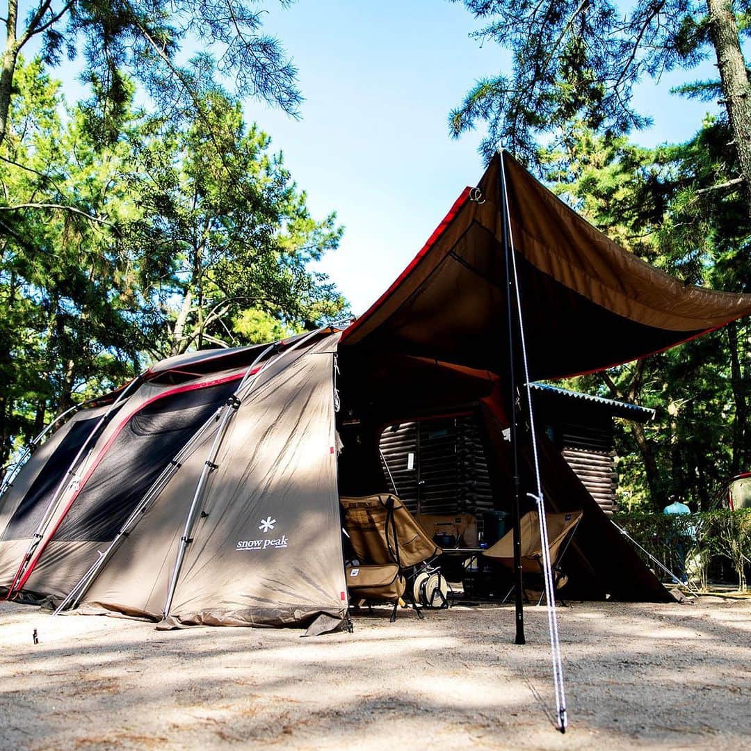 キャンプ情報サイト［ランタン］さんのインスタグラム写真 - (キャンプ情報サイト［ランタン］Instagram)「CAMP SMILE STYLE ／ 5人家族もゆったり過ごせるスノーピークの広々テント。 安心して泊まれる品質が魅力 ＼ いろんなキャンパーのキャンプスタイルを現地取材と一般キャンパーからの投稿で数多く掲載してます。 . . 詳しくは @lantern.camp webサイトをご覧ください . . #camp #camping #camplife #outdoor #travel #trip #lantern_smile #キャンプ #キャンプ用品 #アウトドア #テント #自然 #旅行 #キャンプ初心者 #キャンプ好きな人と繋がりたい #アウトドア好きな人と繋がりたい #camper #外遊び #キャンプスタイル #マイアミ浜オートキャンプ場 #ファミリーキャンプ #ファミキャン #SnowPeak #スノーピーク #手斧 #Coleman #コールマン #ハンギングランタン」5月31日 18時00分 - lantern.camp