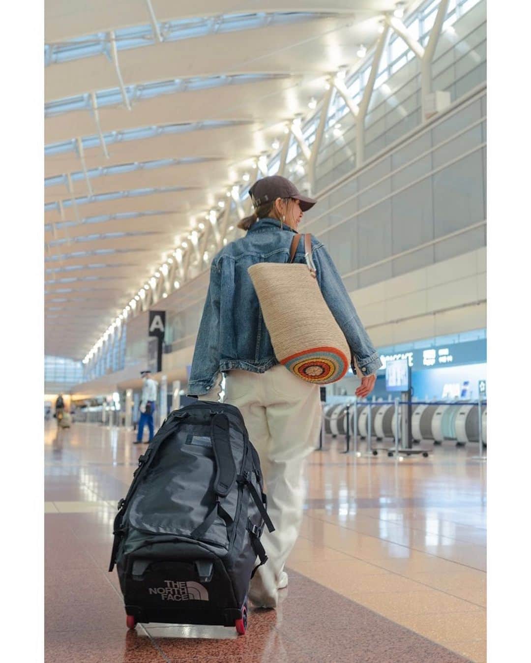 土井地恵理子のインスタグラム：「airport style🛩  なんかいつも手荷物多くなるw 大きいBAG必須✨ ハンドルがレザーだから肩痛くなくて良き◡̈ @h.v.f.n   #hvfn #カゴバッグ #かごバッグ #リゾートバッグ #travel #airport #空港」
