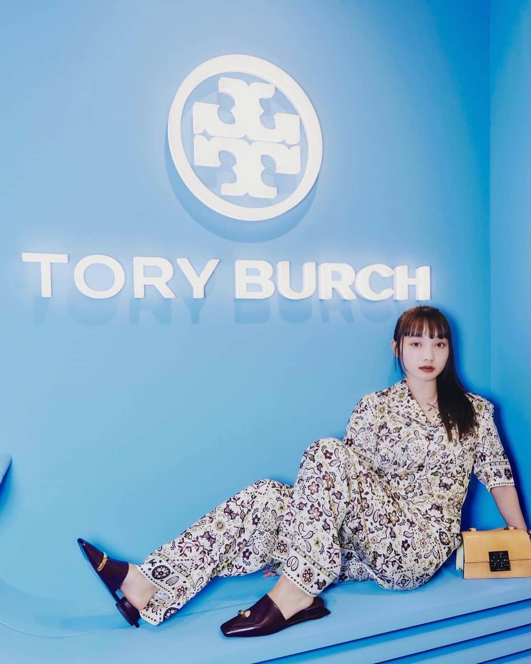 新野尾七奈のインスタグラム：「🤍🫧Tory Burch pop-up 🌊🤍🌴 お邪魔してきました〜♡  5月31日〜6月6日まで 📍 伊勢丹新宿店本館1階ザ・ステージ にて開催されてます！  サマー感溢れる雰囲気..世界観が可愛くてついつい長居してしまった..💼🫧😍 ぜひ行ってみてね🫶🏻  @toryburch #Toryburch #トリーバーチ」
